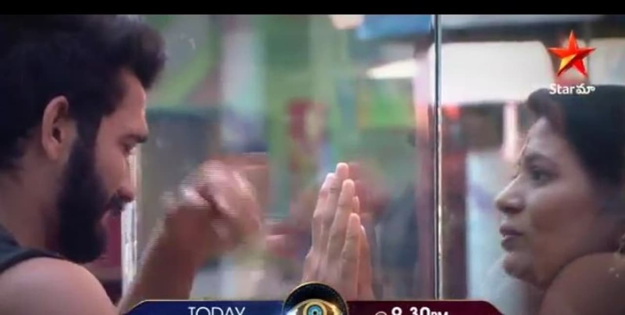 <p style="text align: justify;">మొదటగా అఖిల్ తల్లి హౌస్ కి వచ్చారు. అఖిల్ గట్టిగా ఏడ్చేశాడు. అఖిల్ ని ఏడవద్దని అఖిల్ తల్లి నచ్చజెప్పింది. ఇక ఇంటిలోని సభ్యులతో కూడా ఆమె చక్కగా మాట్లాడారు. నీకు మంచి పేరు వచ్చింది అందరూ నీ గురించి మాట్లాడుకుంటున్నారని అఖిల్ తల్లి చెప్పారు. టాప్ ఫైవ్ లో ఉంటానా అని అఖిల్ అడుగగా, ఖచ్చితంగా అని ఆమె చెప్పారు. ఇక మోనాల్ ని ఆమె తెలుగు నేర్చుకున్నావా అని అడిగారు.</p> <p style="text align: justify;">మొదటగా అఖిల్ తల్లి హౌస్ కి వచ్చారు. అఖిల్ గట్టిగా ఏడ్చేశాడు. అఖిల్ ని ఏడవద్దని అఖిల్ తల్లి నచ్చజెప్పింది. ఇక ఇంటిలోని సభ్యులతో కూడా ఆమె చక్కగా మాట్లాడారు. నీకు మంచి పేరు వచ్చింది అందరూ నీ గురించి మాట్లాడుకుంటున్నారని అఖిల్ తల్లి చెప్పారు. టాప్ ఫైవ్ లో ఉంటానా అని అఖిల్ అడుగగా, ఖచ్చితంగా అని ఆమె చెప్పారు. ఇక మోనాల్ ని ఆమె తెలుగు నేర్చుకున్నావా అని అడిగారు.</p>