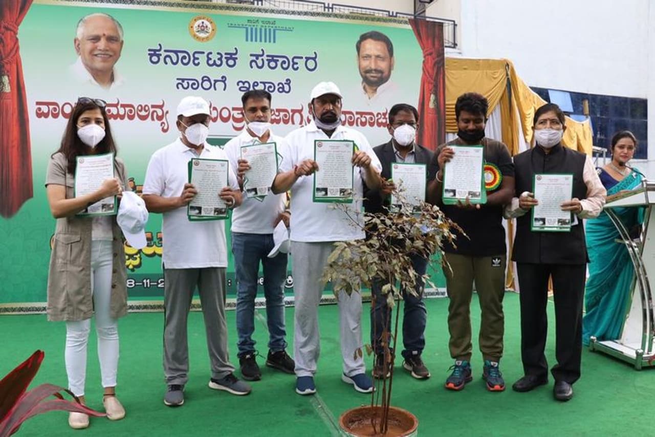 <p>ವಾಯುಮಾಲಿನ್ಯ ತಡೆಗೆ ಜನಜಾಗೃತಿ ಮೂಡಿಸಲು ಬುಧವಾರ ಸಾರಿಗೆ ಇಲಾಖೆ ನಗರದ ಕಂಠೀರವ ಕ್ರೀಡಾಂಗಣದಲ್ಲಿ ಹಮ್ಮಿಕೊಂಡಿದ್ದ ‘ಹೊಗೆ ರಹಿತ ವಾಹನ ಸುಖೀ ಕುಟುಂಬದ ಜೀವನ’ ಕಾಲ್ನಡಿಗೆ ಜಾಥಾಕ್ಕೆ ಚಾಲನೆ ನೀಡಿದ ಸಾರಿಗೆ ಸಚಿವ ಲಕ್ಷ್ಮಣ್ ಸವದಿ </p> <p>ವಾಯುಮಾಲಿನ್ಯ ತಡೆಗೆ ಜನಜಾಗೃತಿ ಮೂಡಿಸಲು ಬುಧವಾರ ಸಾರಿಗೆ ಇಲಾಖೆ ನಗರದ ಕಂಠೀರವ ಕ್ರೀಡಾಂಗಣದಲ್ಲಿ ಹಮ್ಮಿಕೊಂಡಿದ್ದ ‘ಹೊಗೆ ರಹಿತ ವಾಹನ ಸುಖೀ ಕುಟುಂಬದ ಜೀವನ’ ಕಾಲ್ನಡಿಗೆ ಜಾಥಾಕ್ಕೆ ಚಾಲನೆ ನೀಡಿದ ಸಾರಿಗೆ ಸಚಿವ ಲಕ್ಷ್ಮಣ್ ಸವದಿ </p>