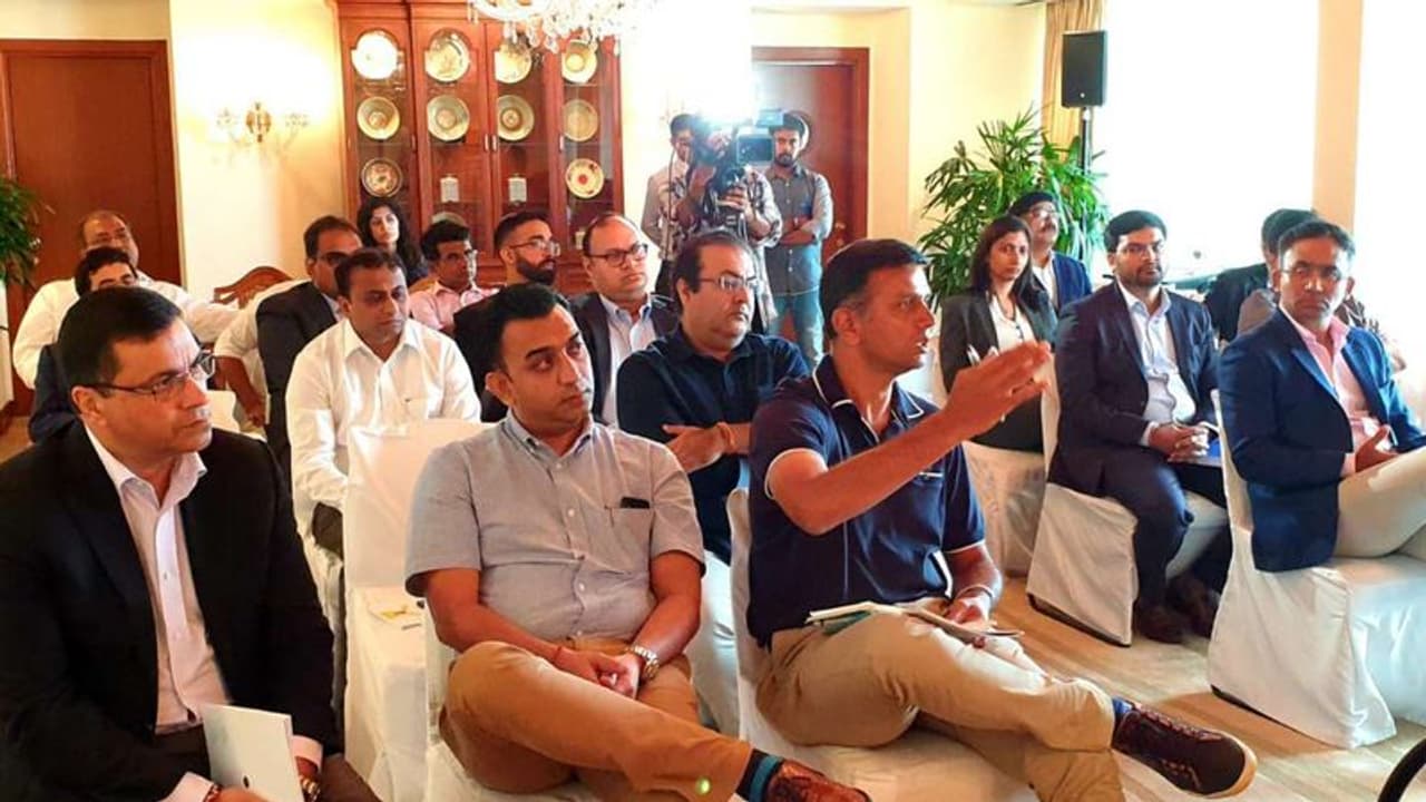 <p>ஆனால் அவருக்கும் விராட் கோலிக்கும் சுத்தமாக ஒத்துவரவில்லை. இதன் காரணமாக கேப்டனாக இருந்த விராட் கோலி தனது தொடர்புகளை பயன்படுத்தி அணில் கும்பிலேவை பயிற்சியாளர் பதவியிலிருந்து ராஜினாமா செய்ய வைத்தார். அதன் பின்னர் யார் பயிற்சியாளராக வருவார் என்ற எதிர்பார்ப்பு பெரிதும் இருந்துகொண்டே இருந்தது<br /> </p> <p>ஆனால் அவருக்கும் விராட் கோலிக்கும் சுத்தமாக ஒத்துவரவில்லை. இதன் காரணமாக கேப்டனாக இருந்த விராட் கோலி தனது தொடர்புகளை பயன்படுத்தி அணில் கும்பிலேவை பயிற்சியாளர் பதவியிலிருந்து ராஜினாமா செய்ய வைத்தார். அதன் பின்னர் யார் பயிற்சியாளராக வருவார் என்ற எதிர்பார்ப்பு பெரிதும் இருந்துகொண்டே இருந்தது<br /> </p>