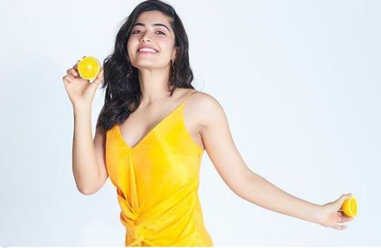 <p>URlife ವೆಬ್ಸೈಟ್ಗೆ ಈ ಬಾರಿ ನಟಿ ರಶ್ಮಿಕಾ ಮಂದಣ್ಣ ಅತಿಥಿ ಸಂಪಾದಕಿ ಆಗಿದ್ದಾರೆ.</p> <p>URlife ವೆಬ್ಸೈಟ್ಗೆ ಈ ಬಾರಿ ನಟಿ ರಶ್ಮಿಕಾ ಮಂದಣ್ಣ ಅತಿಥಿ ಸಂಪಾದಕಿ ಆಗಿದ್ದಾರೆ.</p>