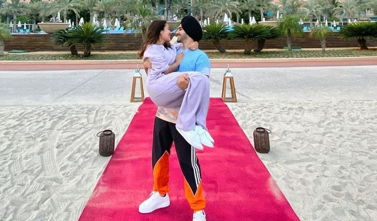 <p>ಬಾಲಿವುಡ್ನ ಕ್ಯೂಟ್ ಸಿಂಗರ್ ಕಪಲ್ ದುಬೈನಲ್ಲಿದ್ದಾರೆ.</p> <p>ಬಾಲಿವುಡ್ನ ಕ್ಯೂಟ್ ಸಿಂಗರ್ ಕಪಲ್ ದುಬೈನಲ್ಲಿದ್ದಾರೆ.</p>