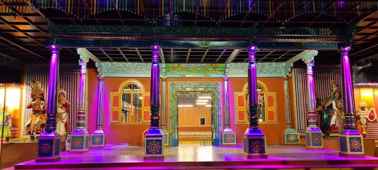 <p>ಕೊರೋನಾ ದಾಳಿಗೆ ತುತ್ತಾಗಿದ್ದ ಡಾ. ಟಿ.ಬಿ. ಸೊಲಬಕ್ಕನವರ ಅವರನ್ನ ಹುಬ್ಬಳ್ಳಿ ನಗರದ ಖಾಸಗಿ ಆಸ್ಪತ್ರೆಯಲ್ಲಿ ದಾಖಲಿಸಿದ್ದರು. ಆದರೆ, ಚಿಕಿತ್ಸೆ ಫಲಕಾರಿಯಾಗದೆ ಸೊಲಬಕ್ಕನವರ ಇಂದು ಬೆಳಗಿನ ಜಾವ ಇಲಲೋಕ ತ್ಯಜಿಸಿದ್ದಾರೆ. </p> <p>ಕೊರೋನಾ ದಾಳಿಗೆ ತುತ್ತಾಗಿದ್ದ ಡಾ. ಟಿ.ಬಿ. ಸೊಲಬಕ್ಕನವರ ಅವರನ್ನ ಹುಬ್ಬಳ್ಳಿ ನಗರದ ಖಾಸಗಿ ಆಸ್ಪತ್ರೆಯಲ್ಲಿ ದಾಖಲಿಸಿದ್ದರು. ಆದರೆ, ಚಿಕಿತ್ಸೆ ಫಲಕಾರಿಯಾಗದೆ ಸೊಲಬಕ್ಕನವರ ಇಂದು ಬೆಳಗಿನ ಜಾವ ಇಲಲೋಕ ತ್ಯಜಿಸಿದ್ದಾರೆ. </p>