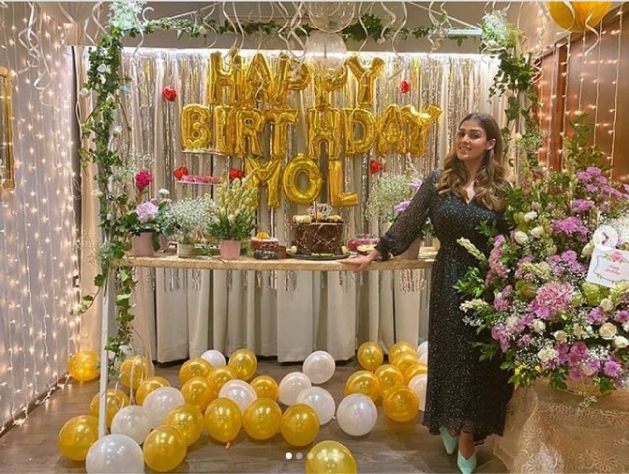 <p>നയൻതാരയ്ക്കായി പ്രത്യേക കേക്കും അലങ്കാരങ്ങളുമെല്ലാമാണ് ഇവർ ഒരുക്കിയത്. കാമുകൻ വിഘ്നേശ് ശിവൻ ആണ് പിറന്നാൾ ആഘോഷത്തിന്റെ ചിത്രങ്ങൾ പങ്കുവച്ചിരിക്കുന്നത്. ഹാപ്പി ബർത്ത്ഡേ മോൾ എന്നുള്ള എഴുത്തും ചിത്രങ്ങളിൽ കാണാം.<br /> </p> <p>നയൻതാരയ്ക്കായി പ്രത്യേക കേക്കും അലങ്കാരങ്ങളുമെല്ലാമാണ് ഇവർ ഒരുക്കിയത്. കാമുകൻ വിഘ്നേശ് ശിവൻ ആണ് പിറന്നാൾ ആഘോഷത്തിന്റെ ചിത്രങ്ങൾ പങ്കുവച്ചിരിക്കുന്നത്. ഹാപ്പി ബർത്ത്ഡേ മോൾ എന്നുള്ള എഴുത്തും ചിത്രങ്ങളിൽ കാണാം.<br /> </p>