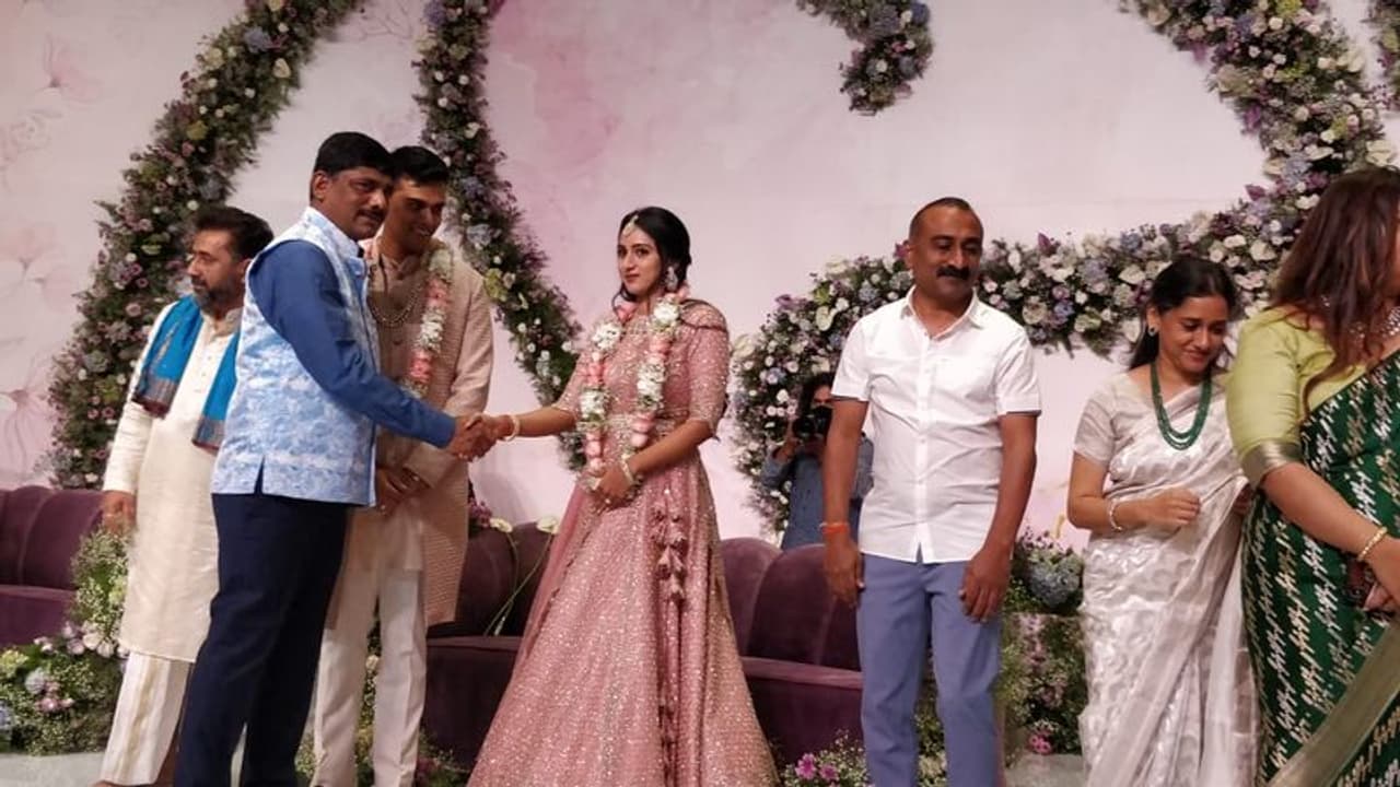 <p>ಡಿ.ಕೆ.ಶಿವಕುಮಾರ್ ಅವರ ಹಿರಿಯ ಪುತ್ರಿ ಐಶ್ವರ್ಯ ಹಾಗೂ ಮಾಜಿ ಮುಖ್ಯಮಂತ್ರಿ ಎಸ್.ಎಂ. ಕೃಷ್ಣ ಅವರ ಅಳಿಯ, ಕಾಫಿ ಡೇ ಸಂಸ್ಥಾಪಕ ದಿವಂಗತ ವಿ.ಜಿ. ಸಿದ್ದಾರ್ಥ ಹೆಗ್ಡೆ ಅವರ ಹಿರಿಯ ಪುತ್ರ ಅಮಾರ್ಥ್ಯ ಹೆಗ್ಡೆ ನಿಶ್ಚಿತಾರ್ಥ</p> <p>ಡಿ.ಕೆ.ಶಿವಕುಮಾರ್ ಅವರ ಹಿರಿಯ ಪುತ್ರಿ ಐಶ್ವರ್ಯ ಹಾಗೂ ಮಾಜಿ ಮುಖ್ಯಮಂತ್ರಿ ಎಸ್.ಎಂ. ಕೃಷ್ಣ ಅವರ ಅಳಿಯ, ಕಾಫಿ ಡೇ ಸಂಸ್ಥಾಪಕ ದಿವಂಗತ ವಿ.ಜಿ. ಸಿದ್ದಾರ್ಥ ಹೆಗ್ಡೆ ಅವರ ಹಿರಿಯ ಪುತ್ರ ಅಮಾರ್ಥ್ಯ ಹೆಗ್ಡೆ ನಿಶ್ಚಿತಾರ್ಥ</p>