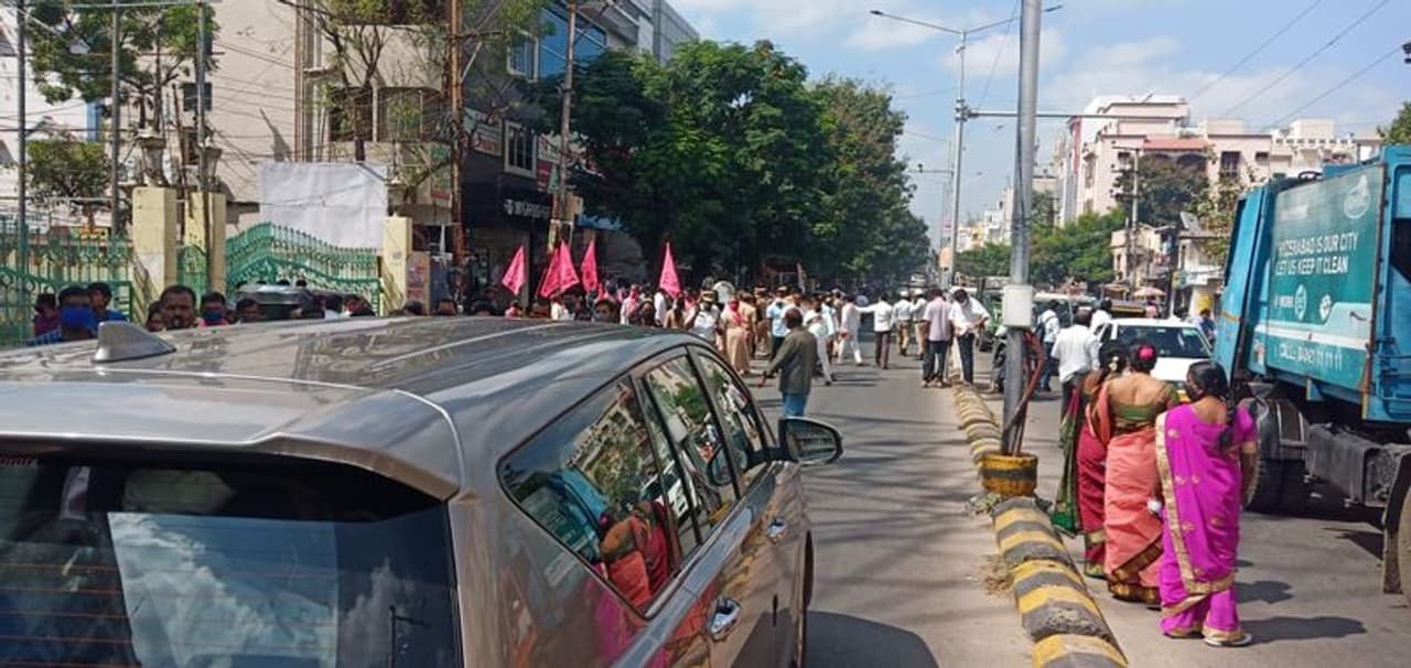 <p>హైదరాబాద్: హైదరాబాద్ లో గ్రేటర్ ఎన్నికల నగారా మోగి నామినేషన్ల ప్రక్రియ కూడా ప్రారంభమయ్యింది. అయితే ప్రతి ఎన్నికల్లో ప్రత్యర్థులు ఇంకా అభ్యర్థులను వెతుక్కుంటూ వుండగానే అందరికంటే ముందే తమ అభ్యర్థులను ప్రకటించే వ్యూహాన్ని గ్రేటర్ ఎన్నికల్లో కూడా అధికార టీఆర్ఎస్ అనుసరిస్తోంది. అంతేకాకుండా ప్రతిపక్షాలు అభ్యర్థుల ఎంపికలో తలమునకలై వుండగానే టీఆర్ఎస్ పార్టీ ప్రచారాన్ని కూడా ప్రారంభించింది. <br /> </p> <p>హైదరాబాద్: హైదరాబాద్ లో గ్రేటర్ ఎన్నికల నగారా మోగి నామినేషన్ల ప్రక్రియ కూడా ప్రారంభమయ్యింది. అయితే ప్రతి ఎన్నికల్లో ప్రత్యర్థులు ఇంకా అభ్యర్థులను వెతుక్కుంటూ వుండగానే అందరికంటే ముందే తమ అభ్యర్థులను ప్రకటించే వ్యూహాన్ని గ్రేటర్ ఎన్నికల్లో కూడా అధికార టీఆర్ఎస్ అనుసరిస్తోంది. అంతేకాకుండా ప్రతిపక్షాలు అభ్యర్థుల ఎంపికలో తలమునకలై వుండగానే టీఆర్ఎస్ పార్టీ ప్రచారాన్ని కూడా ప్రారంభించింది. <br /> </p>