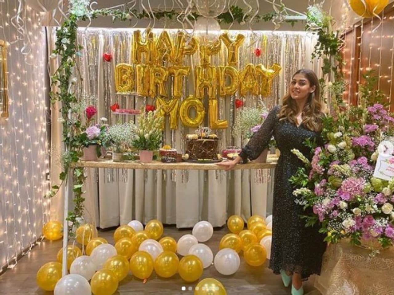 <p>ನಯನತಾರಾಗೆ ಆಕೆಯ ಫ್ಯಾಮಿಲಿ ಸರ್ಪೈಸ್ ಬರ್ತ್ಡೇ ಪಾರ್ಟಿ ಕೊಟ್ಟಿದ್ದಾರೆ. ನಿನ್ನೆಯಷ್ಟೇ ನಟಿಗೆ 36 ವರ್ಷವಾಗಿದೆ.</p> <p>ನಯನತಾರಾಗೆ ಆಕೆಯ ಫ್ಯಾಮಿಲಿ ಸರ್ಪೈಸ್ ಬರ್ತ್ಡೇ ಪಾರ್ಟಿ ಕೊಟ್ಟಿದ್ದಾರೆ. ನಿನ್ನೆಯಷ್ಟೇ ನಟಿಗೆ 36 ವರ್ಷವಾಗಿದೆ.</p>