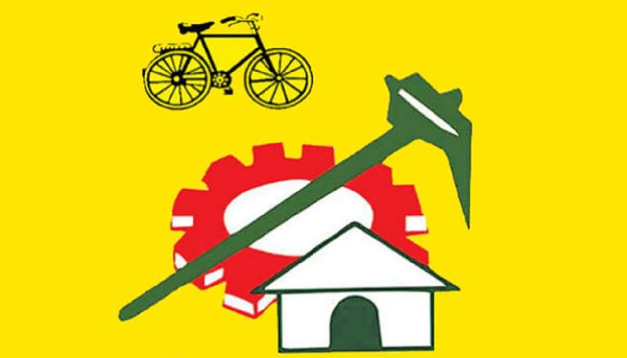 <p>మాజీ కేంద్ర మంత్రి ఆశోక్ గజపతి రాజుకు పార్టీలోనే వ్యతిరేకవర్గం బహిరంగంగా సవాల్ విసిరింది. విజయనగరంలో మాజీ ఎమ్మెల్యే మీసాల గీత పార్టీ కార్యాలయాన్ని బుధవారం నాడు ప్రారంభించారు. </p> <p>మాజీ కేంద్ర మంత్రి ఆశోక్ గజపతి రాజుకు పార్టీలోనే వ్యతిరేకవర్గం బహిరంగంగా సవాల్ విసిరింది. విజయనగరంలో మాజీ ఎమ్మెల్యే మీసాల గీత పార్టీ కార్యాలయాన్ని బుధవారం నాడు ప్రారంభించారు. </p>