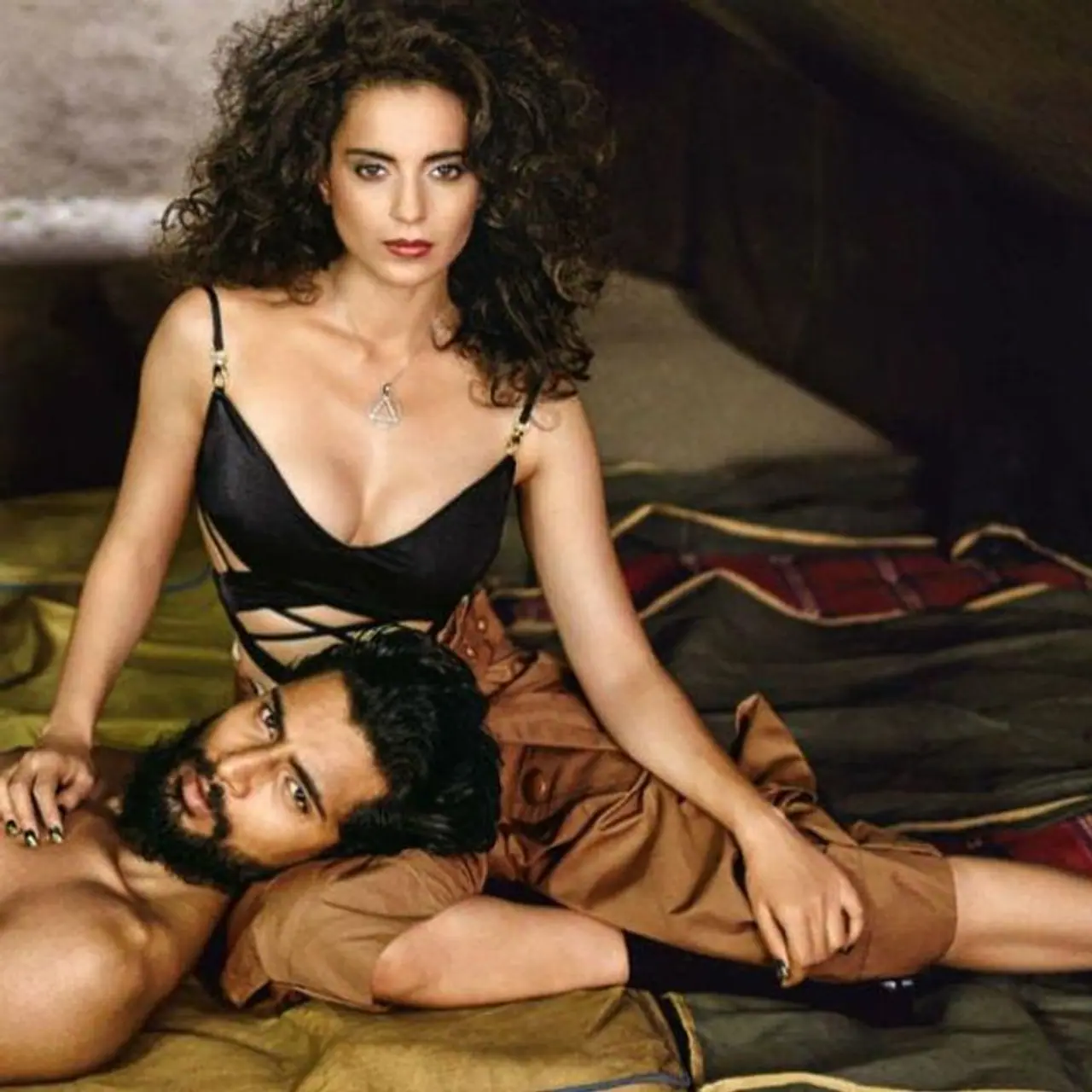 <p>ಆಲ್ಷೇಪಾರ್ಹ ಪದ ಬಳಸಿ ಟ್ವಿಟ್ ಮಾಡಿದ್ದ ಕಂಗನಾಗೆ ಬಿಸಿ ತಾಗಿತ್ತು.</p>