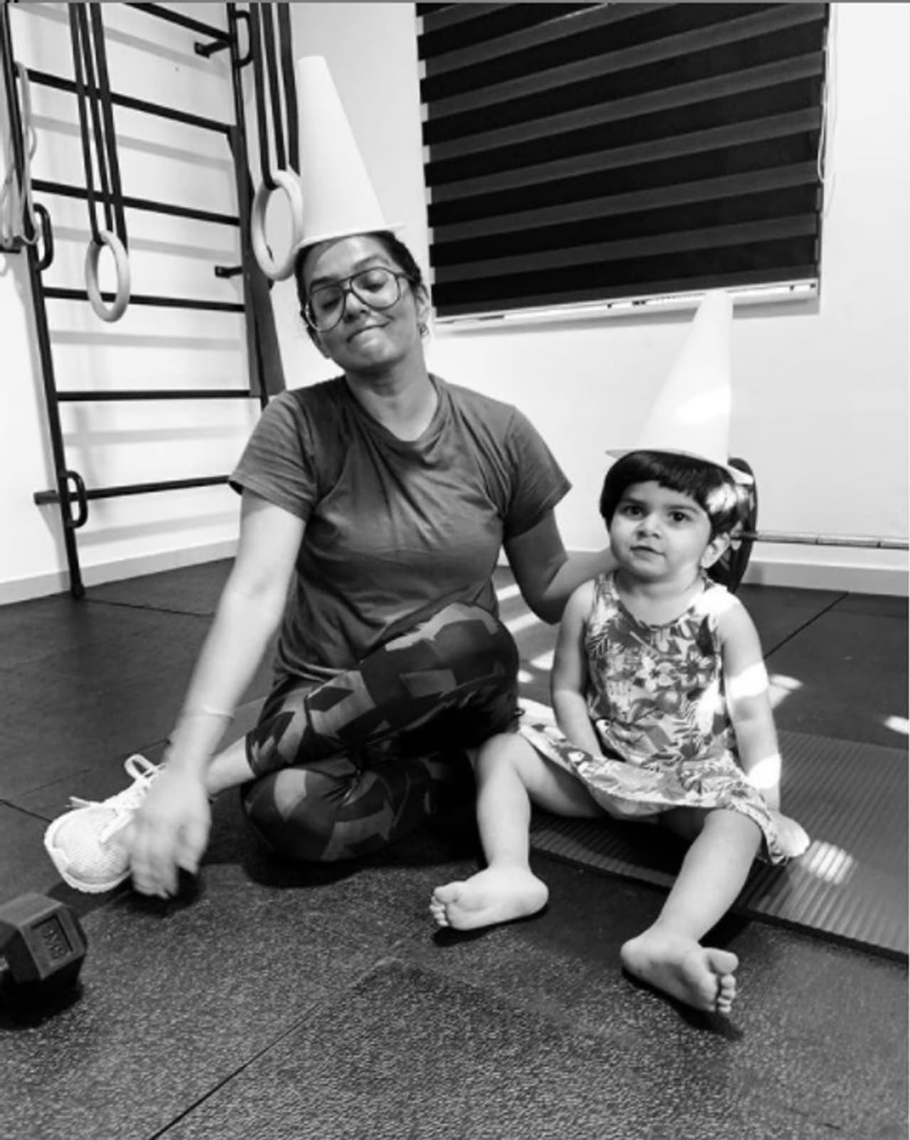 <p>ബ്ലാക്ക് ആൻഡ് വൈറ്റ് പശ്ചാത്തലത്തിൽ വിവിധ ഭാവത്തിലുള്ള മൂന്ന് ചിത്രങ്ങളാണ് പാർവ്വതി പങ്കുവച്ചിരിക്കുന്നത്. ഒരു കൊച്ചുകുട്ടിയും താരത്തിനൊപ്പം ചിത്രത്തിലുണ്ട്. </p> <p>ബ്ലാക്ക് ആൻഡ് വൈറ്റ് പശ്ചാത്തലത്തിൽ വിവിധ ഭാവത്തിലുള്ള മൂന്ന് ചിത്രങ്ങളാണ് പാർവ്വതി പങ്കുവച്ചിരിക്കുന്നത്. ഒരു കൊച്ചുകുട്ടിയും താരത്തിനൊപ്പം ചിത്രത്തിലുണ്ട്. </p>