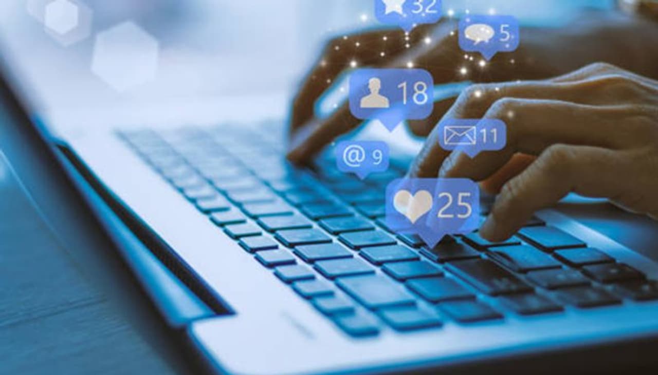 <p>ಇಡೀ ವಿಶ್ವವೇ ಇದೀಗ ಆನ್‌ಲೈನ್ ಆಗಿದೆ. ಬಹುತೇಕ &nbsp;ಎಲ್ಲಾ ವ್ಯವಾಹರಗಳು ಆನ್‌ಲೈಲ್ ಮುಖಾಂತರವೇ ನಡೆಯುತ್ತಿದೆ. ಅಂತರ್ಜಾಲ, ಸಾಮಾಜಿಕ ಜಾಲತಾಣದಲ್ಲಿ ತಮ್ಮ ವೈಯುಕ್ತಿ ಮಾಹಿತಿಯನ್ನು ಭದ್ರಪಡಿಸಿಕೊಳ್ಳುವುದು ಸುಲಭದ ಮಾತಲ್ಲ.&nbsp;</p>