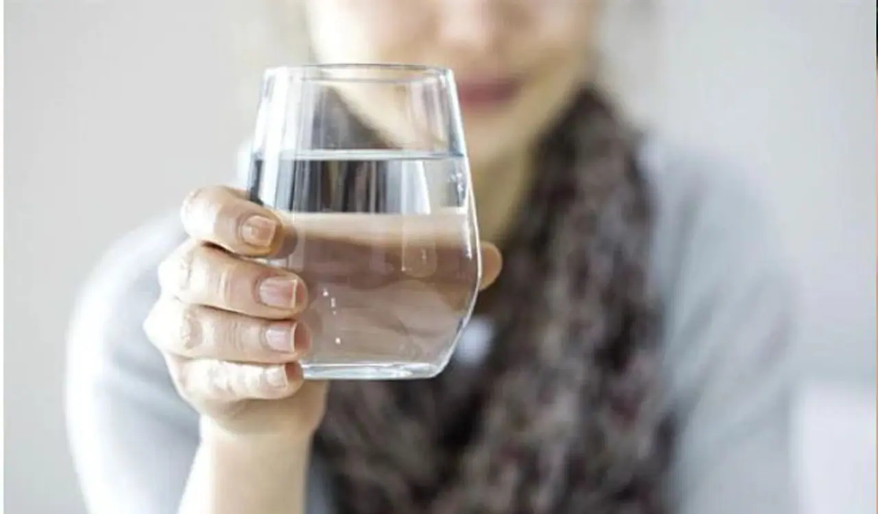 <p>ആവശ്യത്തിന് വെള്ളം കുടിക്കുന്നുണ്ട് എന്ന് ഉറപ്പാക്കുക. മലബന്ധം ലഘൂകരിക്കുന്നതിനുള്ള ആദ്യപടിയാണ് ഇത്. ഒരു ഗ്ലാസ് ചൂടുവെള്ളം കുടിച്ചു കൊണ്ട് എല്ലാ ദിവസവും ആരംഭിക്കുക. <br /> </p> <p>ആവശ്യത്തിന് വെള്ളം കുടിക്കുന്നുണ്ട് എന്ന് ഉറപ്പാക്കുക. മലബന്ധം ലഘൂകരിക്കുന്നതിനുള്ള ആദ്യപടിയാണ് ഇത്. ഒരു ഗ്ലാസ് ചൂടുവെള്ളം കുടിച്ചു കൊണ്ട് എല്ലാ ദിവസവും ആരംഭിക്കുക. <br /> </p>