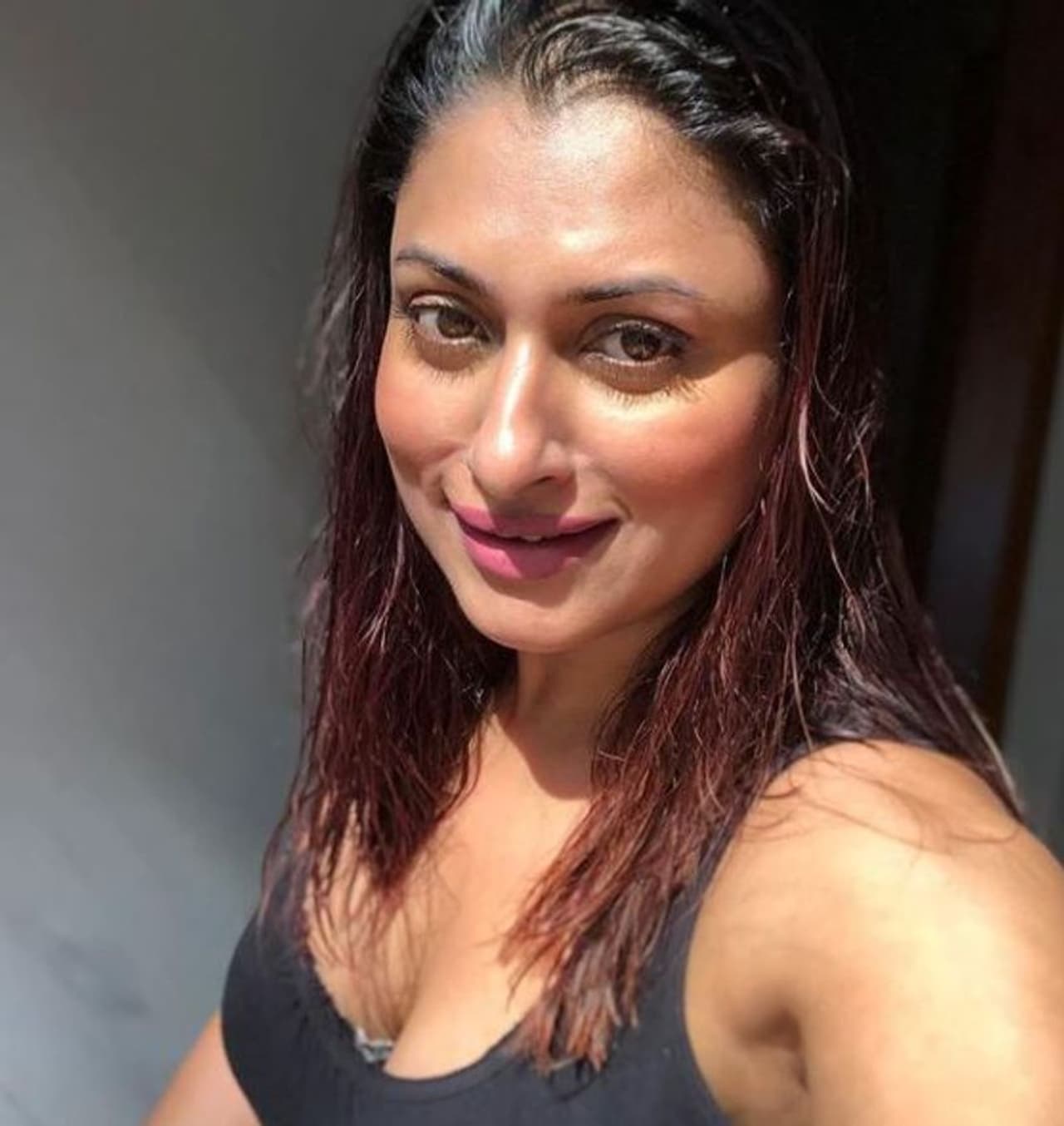 <p>இயக்குனர் சுந்தர்.சி இயக்கத்தில் அஜித்குமார் நடிப்பில் வெளியான 'உன்னைத் தேடி' என்ற படம் மூலம் அறிமுகமானவர் மாளவிகா.</p> <p>இயக்குனர் சுந்தர்.சி இயக்கத்தில் அஜித்குமார் நடிப்பில் வெளியான 'உன்னைத் தேடி' என்ற படம் மூலம் அறிமுகமானவர் மாளவிகா.</p>