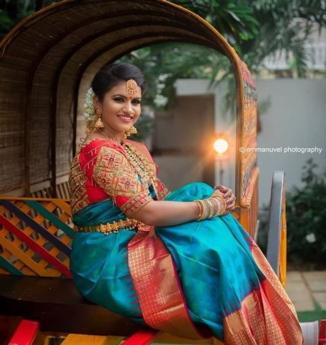 <p>மாட்டு வண்டியில் அமர்ந்து மிரட்டல் போஸ் கொடுக்கும் ஸ்ரீதேவி </p> <p>மாட்டு வண்டியில் அமர்ந்து மிரட்டல் போஸ் கொடுக்கும் ஸ்ரீதேவி </p>