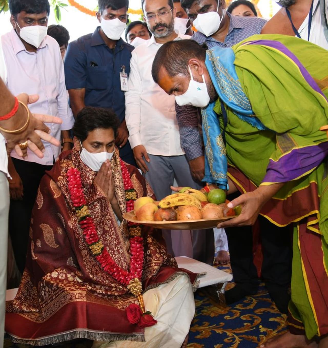 <p>సీఎం జగన్కు ఆశీర్వచనం చేస్తున్న వేద పండితులు</p> <p>సీఎం జగన్కు ఆశీర్వచనం చేస్తున్న వేద పండితులు</p>