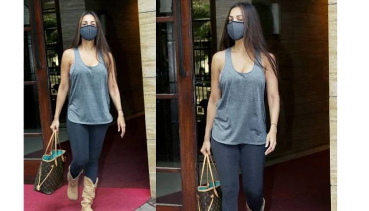 <p>കണ്ടാല്‍ വളരെ സിംപിളായി തോന്നുന്ന ബാഗ് ധരിച്ചുള്ള മലൈകയുടെ ചിത്രങ്ങളാണ് ഇപ്പോള്‍ സോഷ്യല്‍ മീഡിയയില്‍ വൈറലാകുന്നത്.&nbsp;<br />&nbsp;</p>