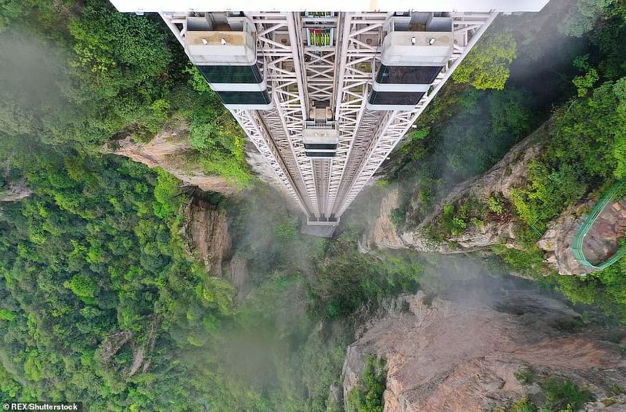 <p><br />കൊറോണ വൈറസ് നാശം വിതച്ച ചൈനയിലേക്ക് വീണ്ടും ടൂറിസ്റ്റുകളുടെ ഒഴുക്ക് ആരംഭിച്ചതോടെ ലോകത്തിലെ ഏറ്റവും വലിയ ലിഫ്റ്റില് ആള്ത്തിരക്കു കൂടി. </p> <p><br />കൊറോണ വൈറസ് നാശം വിതച്ച ചൈനയിലേക്ക് വീണ്ടും ടൂറിസ്റ്റുകളുടെ ഒഴുക്ക് ആരംഭിച്ചതോടെ ലോകത്തിലെ ഏറ്റവും വലിയ ലിഫ്റ്റില് ആള്ത്തിരക്കു കൂടി. </p>