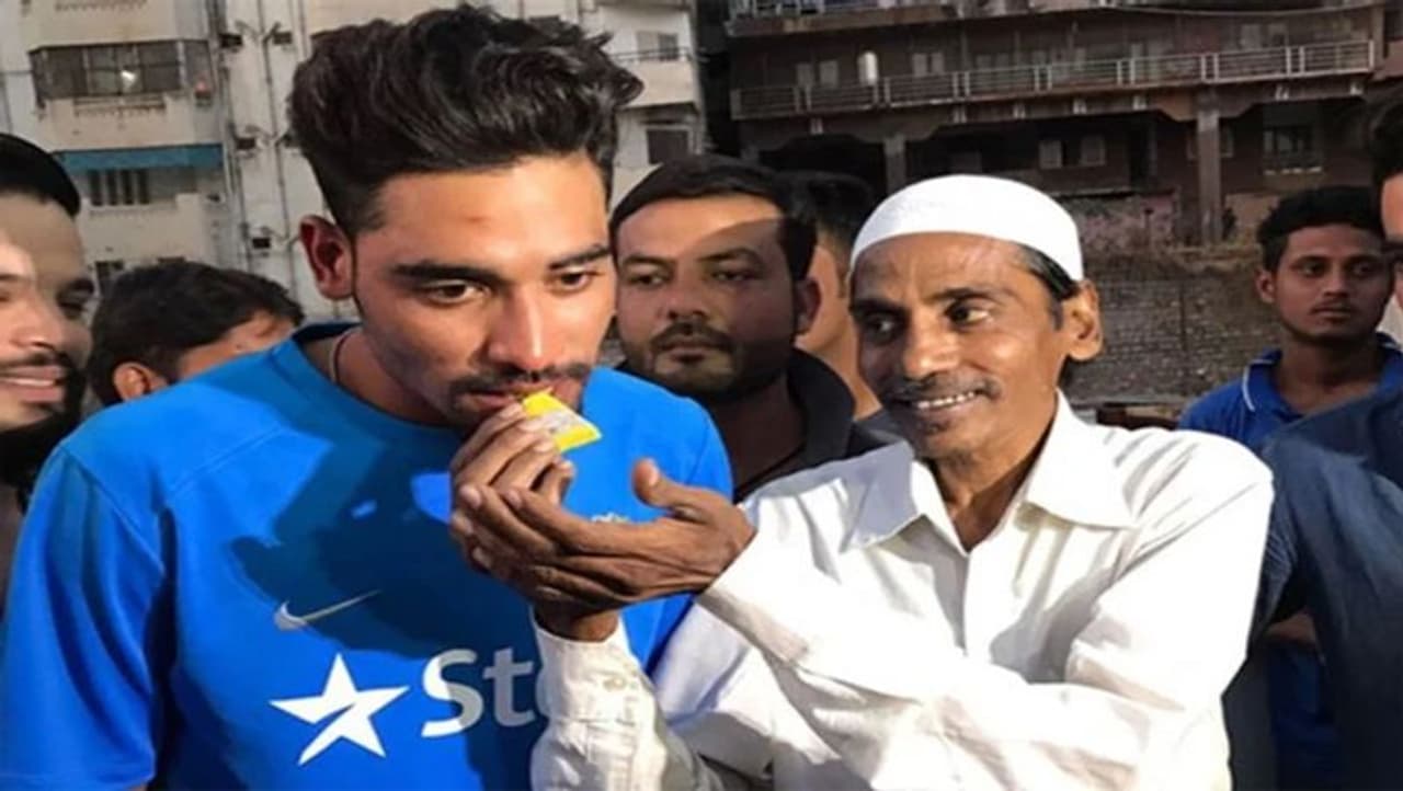 <p>ఆస్ట్రేలియాలో క్వారంటైన్లో ఉన్న మహమ్మద్ సిరాజ్... తండ్రి మహ్మద్ గౌస్ను చివరి చూపు కూడా చూసుకోలేకపోయాడు...</p> <p>ఆస్ట్రేలియాలో క్వారంటైన్లో ఉన్న మహమ్మద్ సిరాజ్... తండ్రి మహ్మద్ గౌస్ను చివరి చూపు కూడా చూసుకోలేకపోయాడు...</p>