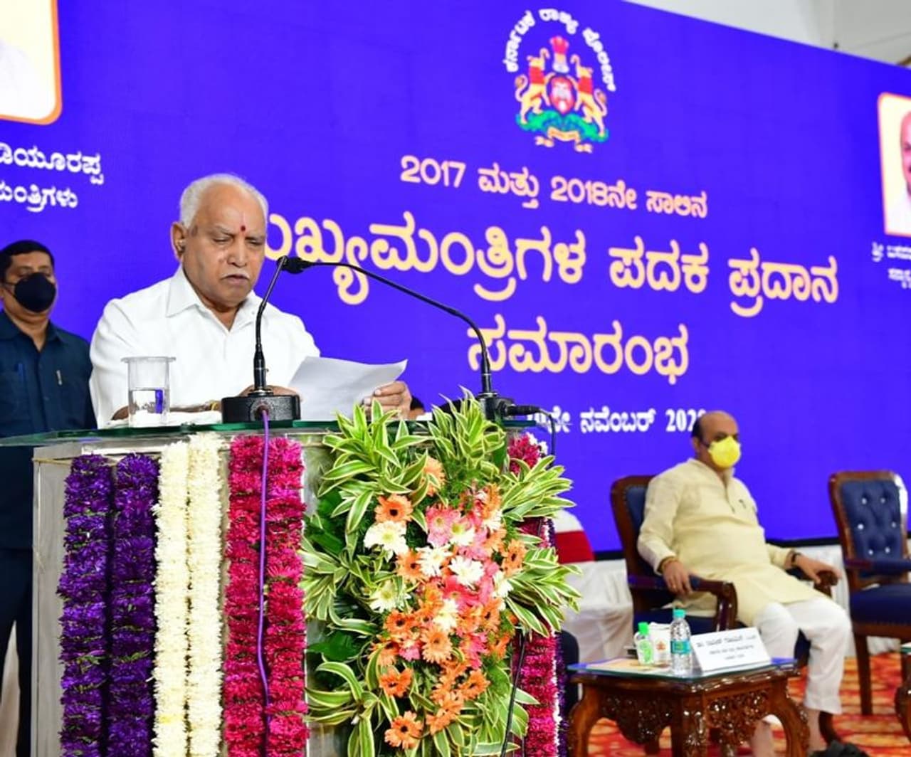 <p>ವಿಧಾನಸೌಧದ ಬಾಂಕ್ವೆಟ್‌ ಸಭಾಂಗಣದಲ್ಲಿ ಗುರುವಾರ ಆಯೋಜಿಸಿದ 2017 18ನೇ ಸಾಲಿನ ಮುಖ್ಯಮಂತ್ರಿ ಪದಕ ಪ್ರದಾನ ಸಮಾರಂಭದಲ್ಲಿ ಪೊಲೀಸರಿಗೆ ಪದಕ ಪ್ರದಾನ ಮಾಡಿದ ಸಿಎಂ ಯಡಿಯೂರಪ್ಪ</p>