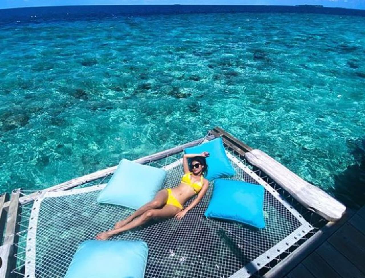 <p>ಬಾಲಿವುಡ್ ನಟಿ ಮೌನಿ ರಾಯ್ ಕೊರೋನಾ ಸ್ವಲ್ಪ ಕಡಿಮೆಯಾಗುತ್ತಿದ್ದಂತೆ ಮಾಲ್ಡೀವ್ಸ್ಗೆ ತೆರಳಿದ್ದಾರೆ. ಮೌನಿರಾಯ್ ಮಾಲ್ಡೀವ್ಸ್ ಫೋಟೋಗಳು ವೈರಲ್ ಆಗಿದ್ದವು</p> <p>ಬಾಲಿವುಡ್ ನಟಿ ಮೌನಿ ರಾಯ್ ಕೊರೋನಾ ಸ್ವಲ್ಪ ಕಡಿಮೆಯಾಗುತ್ತಿದ್ದಂತೆ ಮಾಲ್ಡೀವ್ಸ್ಗೆ ತೆರಳಿದ್ದಾರೆ. ಮೌನಿರಾಯ್ ಮಾಲ್ಡೀವ್ಸ್ ಫೋಟೋಗಳು ವೈರಲ್ ಆಗಿದ್ದವು</p>