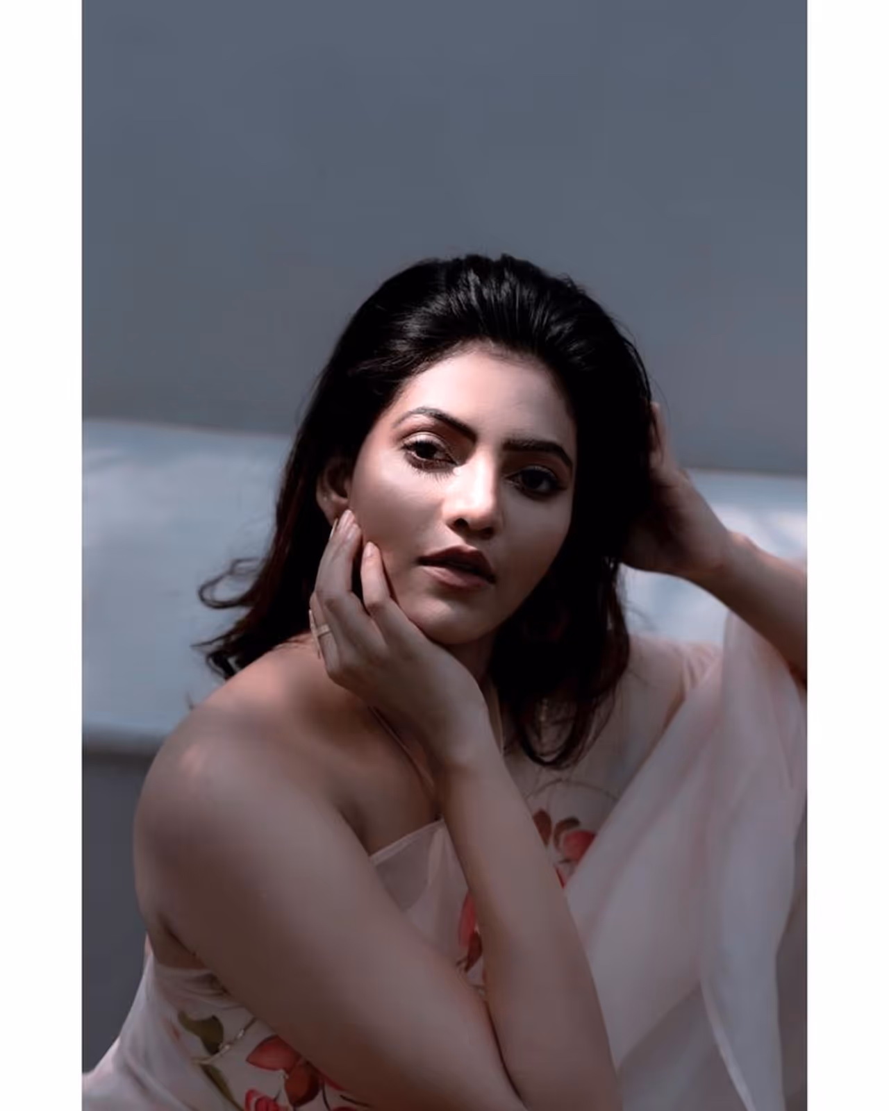 <p>பக்கா கோவை பெண்ணான அதுல்யா ரவி "காதல் கண் கட்டுதே" என்ற படம் மூலம் தமிழ் திரையுலகில் அறிமுகமானார். கொங்கு தமிழில் கொஞ்சி, கொஞ்சி பேசும் அதுல்யா ரவிக்கு ரசிகர்கள் பட்டாளம் ஏராளம்.</p> <p>பக்கா கோவை பெண்ணான அதுல்யா ரவி "காதல் கண் கட்டுதே" என்ற படம் மூலம் தமிழ் திரையுலகில் அறிமுகமானார். கொங்கு தமிழில் கொஞ்சி, கொஞ்சி பேசும் அதுல்யா ரவிக்கு ரசிகர்கள் பட்டாளம் ஏராளம்.</p>