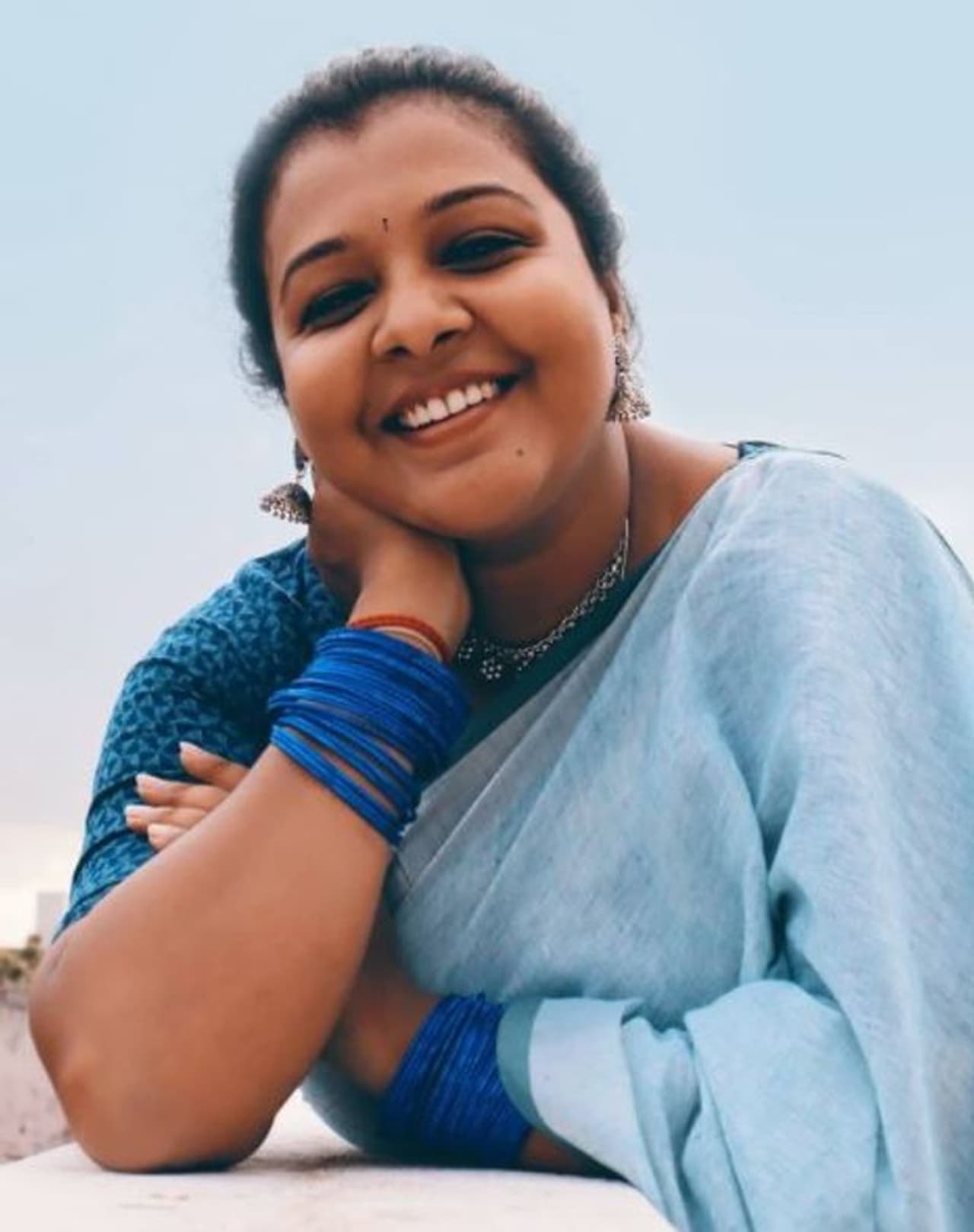 <p>சென்னையில் பிறந்து வளர்ந்து , நடிகர் பார்த்திபன், தேவயானி, அஜித் உள்ள பல பிரபலங்கள் நடித்த 'நீ வருவாய் என' படத்தின் மூலம் குழந்தை நட்சத்திரமாக அறிமுகமானார்.</p> <p>சென்னையில் பிறந்து வளர்ந்து , நடிகர் பார்த்திபன், தேவயானி, அஜித் உள்ள பல பிரபலங்கள் நடித்த 'நீ வருவாய் என' படத்தின் மூலம் குழந்தை நட்சத்திரமாக அறிமுகமானார்.</p>