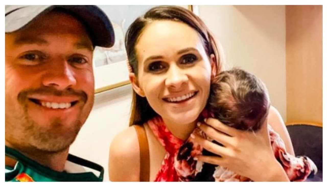 <p> 2018 మే 23న అంతర్జాతీయ క్రికెట్ నుంచి రిటైర్మెంట్ తీసుకుంటున్నట్టు ప్రకటించిన ఏబీ డివిల్లియర్స్... ఐపీఎల్ వంటి లీగ్ల్లో మాత్రం ఆడుతున్నాడు.</p> <p> 2018 మే 23న అంతర్జాతీయ క్రికెట్ నుంచి రిటైర్మెంట్ తీసుకుంటున్నట్టు ప్రకటించిన ఏబీ డివిల్లియర్స్... ఐపీఎల్ వంటి లీగ్ల్లో మాత్రం ఆడుతున్నాడు.</p>