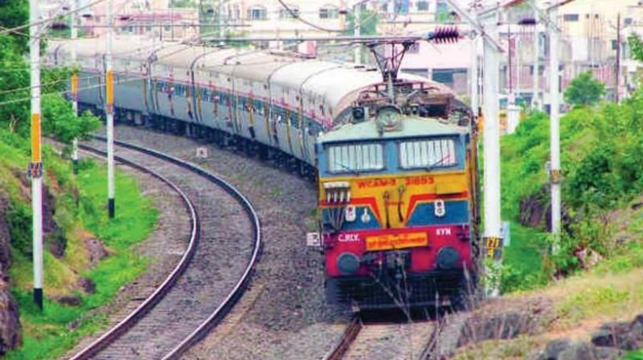 <p>രാജ്യത്തെ ഏറ്റവും ചെലവു കുറഞ്ഞ യാത്രാമാര്‍ഗ്ഗമാണ് ട്രെയിന്‍. മിക്കവരും ട്രെയിന്‍ യാത്ര തിരഞ്ഞെടുക്കുന്നത്. കൊവിഡ്<br />മാഹമാരിക്കാലത്തിനു മുമ്പ് ഒരുവര്‍ഷം ഏകദേശം 5,000 കോടി യാത്രക്കാരും 650 ദശലക്ഷം ടണ്‍ ചരക്കും ഇന്ത്യന്‍ റെയില്‍<br />പാതകളിലൂടെ നീങ്ങുന്നുവെന്നാണ് കണക്കുകള്‍.</p>