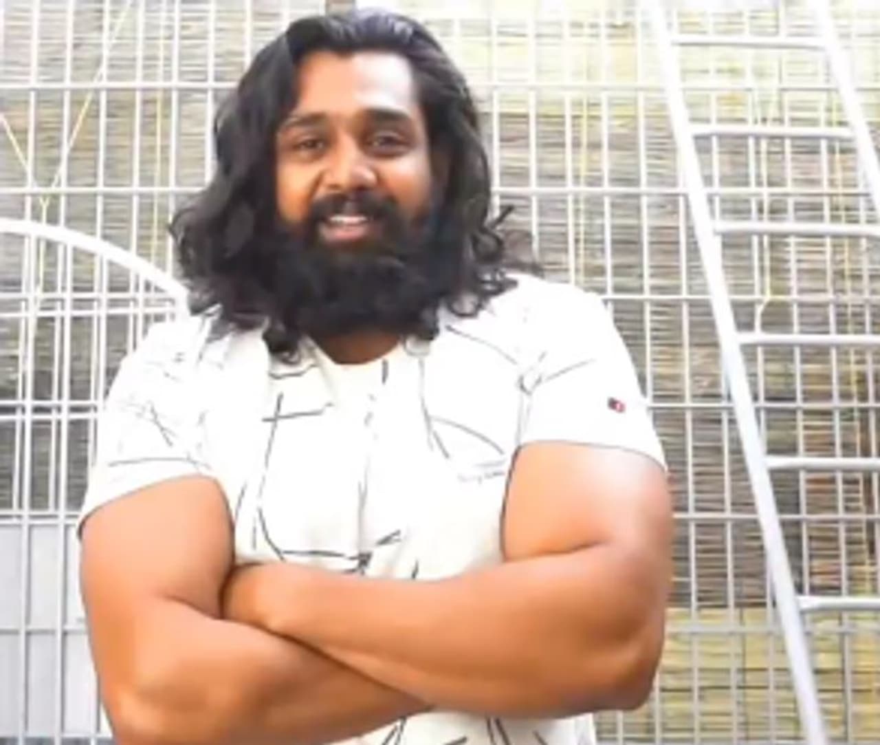 <p>ಮೂರೂವರೆ ವರ್ಷದ ನಂತರ ನಟ ಧ್ರವ ಸರ್ಜಾ ತಲೆಗೂದಲು ಕತ್ತರಿಸಿದ್ದಾರೆ.</p> <p>ಮೂರೂವರೆ ವರ್ಷದ ನಂತರ ನಟ ಧ್ರವ ಸರ್ಜಾ ತಲೆಗೂದಲು ಕತ್ತರಿಸಿದ್ದಾರೆ.</p>