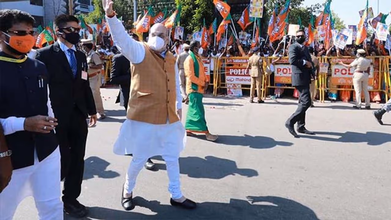 <p>ಕೇಂದ್ರ ಗೃಹ ಸಚಿವ ಅಮಿತ್ ಶಾ ಚೆನ್ನೈನಲ್ಲಿ ವಿವಿಧ ಅಭಿವೃದ್ಧಿ ಯೋಜನೆಗೆ ಚಾಲನೆ ನೀಡಿದ್ದಾರೆ. ಚೆನ್ನೈಗೆ ಬಂದಿಳಿತ ಅಮಿತ್ ಶಾಗೆ ಬಿಜೆಪಿ ಕಾರ್ಯಕರ್ತರು, ತಮಿಳುನಾಡು ಉಪಮುಖ್ಯಮಂತ್ರಿ ಒ ಪನ್ನೀರ್ ಸೆಲ್ವಂ ಸ್ವಾಗತ ನೀಡಿದ್ದಾರೆ.</p>