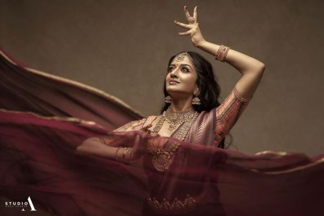 <p>அழகு சிலை போல் நின்று போஸ் கொடுக்கும் விமலா ராமன் </p> <p>அழகு சிலை போல் நின்று போஸ் கொடுக்கும் விமலா ராமன் </p>