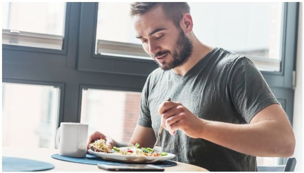 <p>ദിവസവും ചൂടുള്ളതും വീട്ടിലുണ്ടാക്കുന്നതുമായ ബ്രേക്ക്ഫാസ്റ്റ് കഴിക്കുക. സംസ്കരിച്ച ഭക്ഷണങ്ങൾ&nbsp;പ്രഭാതഭക്ഷണത്തിൽ ഉൾപ്പെടുത്തരുതെന്നാണ് പൂജ പറയുന്നത്.</p>