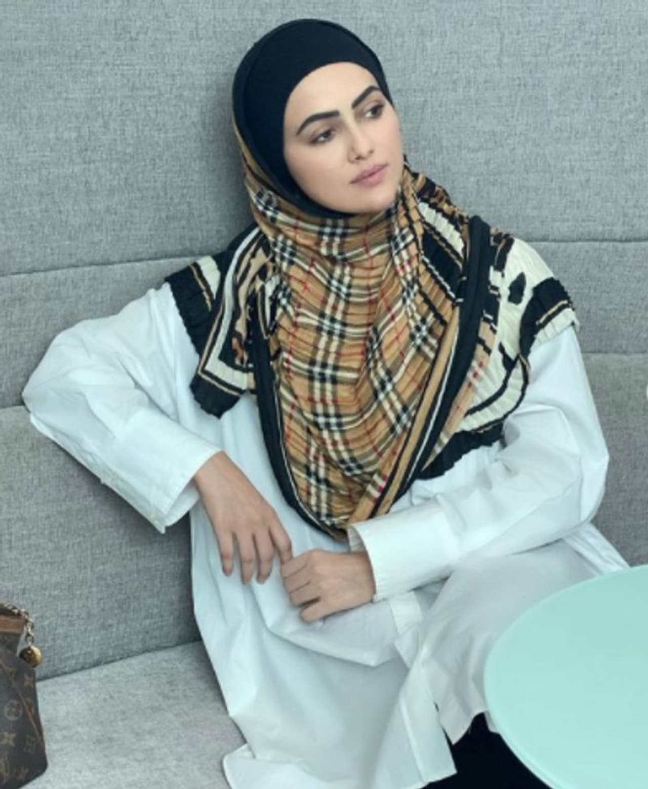 <p>ಸನಾಖಾನ್ ಮುಫ್ತಿ ಅನಾಸ್ ಎಂಬವರ ಕೈಹಿಡಿದಿದ್ದಾರೆ.</p>