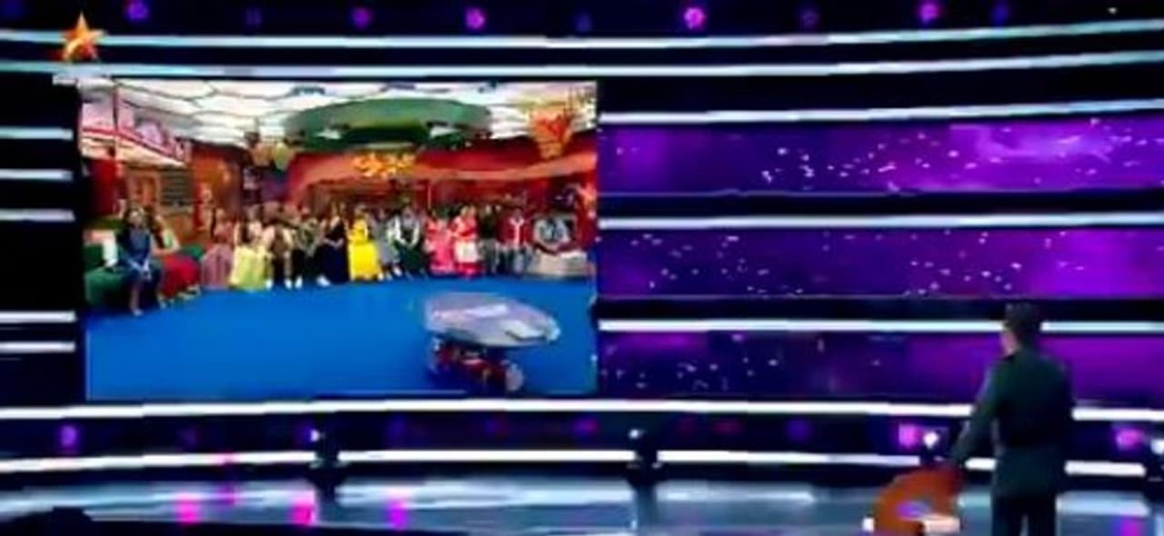 <p>நாமினேஷன் பட்டியலில் இடம்பெற்றிருந்த அனிதா, சோம், ஆரி, சம்யுக்தா, ரியோ, பாலாஜி மற்றும் சுசி ஆகியோர்களில் சோம், ஆரி, பாலாஜி, ரியோ ஆகியோர் ஏற்கனவே கைப்பற்றப்பட்டதாக அறிவித்தார்.</p> <p>நாமினேஷன் பட்டியலில் இடம்பெற்றிருந்த அனிதா, சோம், ஆரி, சம்யுக்தா, ரியோ, பாலாஜி மற்றும் சுசி ஆகியோர்களில் சோம், ஆரி, பாலாஜி, ரியோ ஆகியோர் ஏற்கனவே கைப்பற்றப்பட்டதாக அறிவித்தார்.</p>