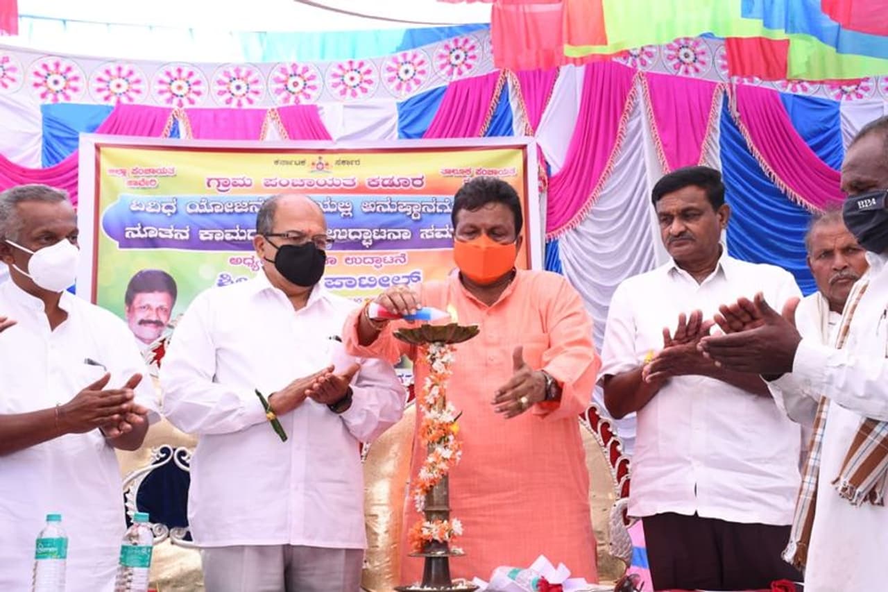 <p>ರಟ್ಟೀಹಳ್ಳಿ ತಾಲೂಕಿನ ಕಡೂರು ಗ್ರಾಮದಲ್ಲಿ ಭಾನುವಾರ ನೂತನ ಗ್ರಾಮೀಣ ಗೋದಾಮು, ವಾಣಿಜ್ಯ ಮಳಿಗೆ, ಬಸ್ ತಂಗುದಾಣ, ಜಲಾಗಾರ ಕಟ್ಟಡಗಳ ಉದ್ಘಾಟನೆ ನಂತರ ಜರುಗಿದ ಕಾರ್ಯಕ್ರಮದಲ್ಲಿ ಮಾತನಾಡಿದ ಬಿ.ಸಿ. ಪಾಟೀಲ </p> <p>ರಟ್ಟೀಹಳ್ಳಿ ತಾಲೂಕಿನ ಕಡೂರು ಗ್ರಾಮದಲ್ಲಿ ಭಾನುವಾರ ನೂತನ ಗ್ರಾಮೀಣ ಗೋದಾಮು, ವಾಣಿಜ್ಯ ಮಳಿಗೆ, ಬಸ್ ತಂಗುದಾಣ, ಜಲಾಗಾರ ಕಟ್ಟಡಗಳ ಉದ್ಘಾಟನೆ ನಂತರ ಜರುಗಿದ ಕಾರ್ಯಕ್ರಮದಲ್ಲಿ ಮಾತನಾಡಿದ ಬಿ.ಸಿ. ಪಾಟೀಲ </p>