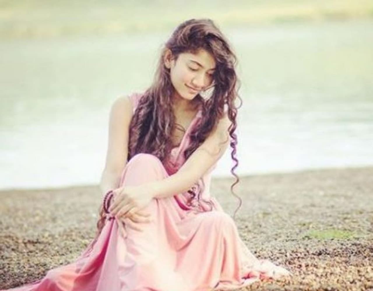 <p>സായ് പല്ലവിയുടെ മികച്ച കഥാപാത്രമായിരിക്കും വിരാട പര്വത്തിലെ എന്നാണ് പ്രതീക്ഷിക്കുന്നത്.</p><p> </p> <p>സായ് പല്ലവിയുടെ മികച്ച കഥാപാത്രമായിരിക്കും വിരാട പര്വത്തിലെ എന്നാണ് പ്രതീക്ഷിക്കുന്നത്.</p><p> </p>