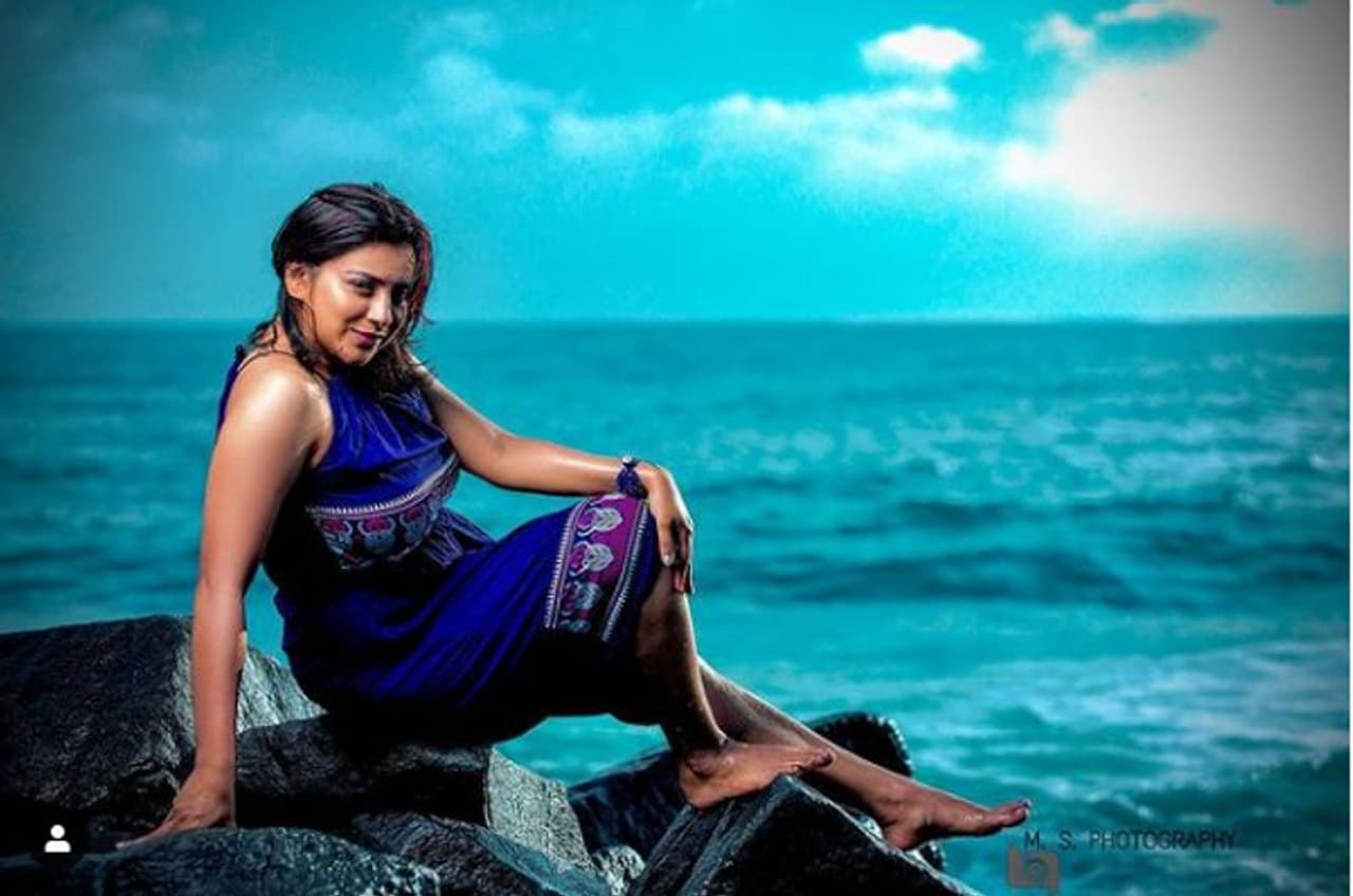 <p>നാടന്‍ ലുക്ക് മാത്രമല്ല മോഡേണ്‍ വേഷങ്ങളും തനിക്കിണങ്ങും എന്നാണ് ഫോട്ടോഷൂട്ടിലൂടെ അന്ന വ്യക്തമാക്കുന്നത്. പോണ്ടിച്ചേരി ബീച്ചിന്റെ പശ്ചാത്തലത്തിലുള്ളതാണ് എല്ലാ ചിത്രങ്ങളും.</p>