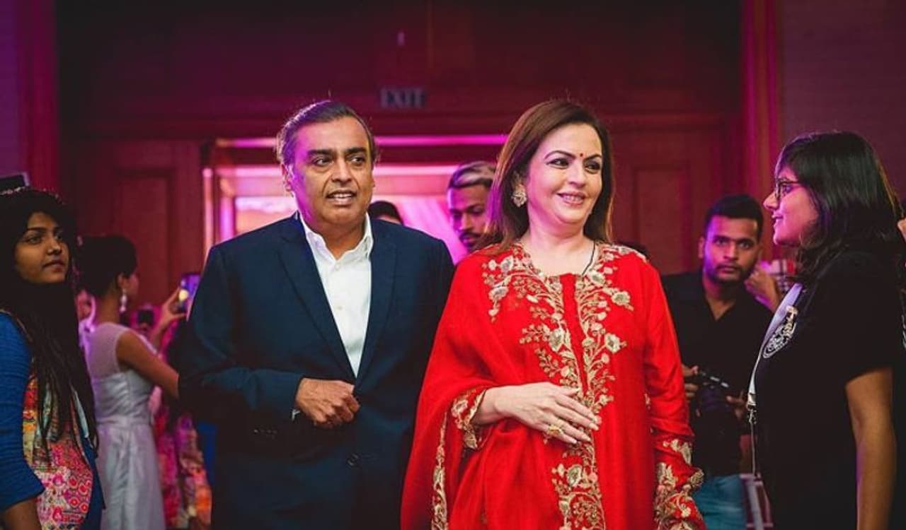 <p> ಅಂಬಾನಿ ಕುಟುಂಬ ಭಾರತದಲ್ಲಿ ಮಾತ್ರವಲ್ಲದೇ ವಿಶ್ವದ ಅತ್ಯಂತ ಶ್ರೀಮಂತರ ಪಟ್ಟಿಯಲ್ಲಿಯೂ ಇದೆ.</p> <p> ಅಂಬಾನಿ ಕುಟುಂಬ ಭಾರತದಲ್ಲಿ ಮಾತ್ರವಲ್ಲದೇ ವಿಶ್ವದ ಅತ್ಯಂತ ಶ್ರೀಮಂತರ ಪಟ್ಟಿಯಲ್ಲಿಯೂ ಇದೆ.</p>