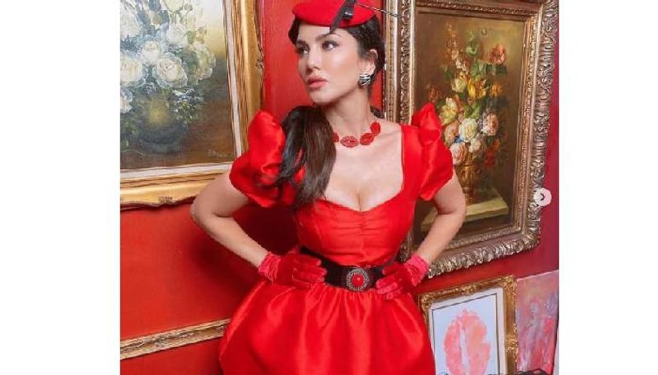 <p>ഇപ്പോഴിതാ താരം പങ്കുവച്ച പുതിയ ചിത്രങ്ങളും ആരാധകരുടെ ശ്രദ്ധ നേടുകയാണ്. <br /> </p> <p>ഇപ്പോഴിതാ താരം പങ്കുവച്ച പുതിയ ചിത്രങ്ങളും ആരാധകരുടെ ശ്രദ്ധ നേടുകയാണ്. <br /> </p>