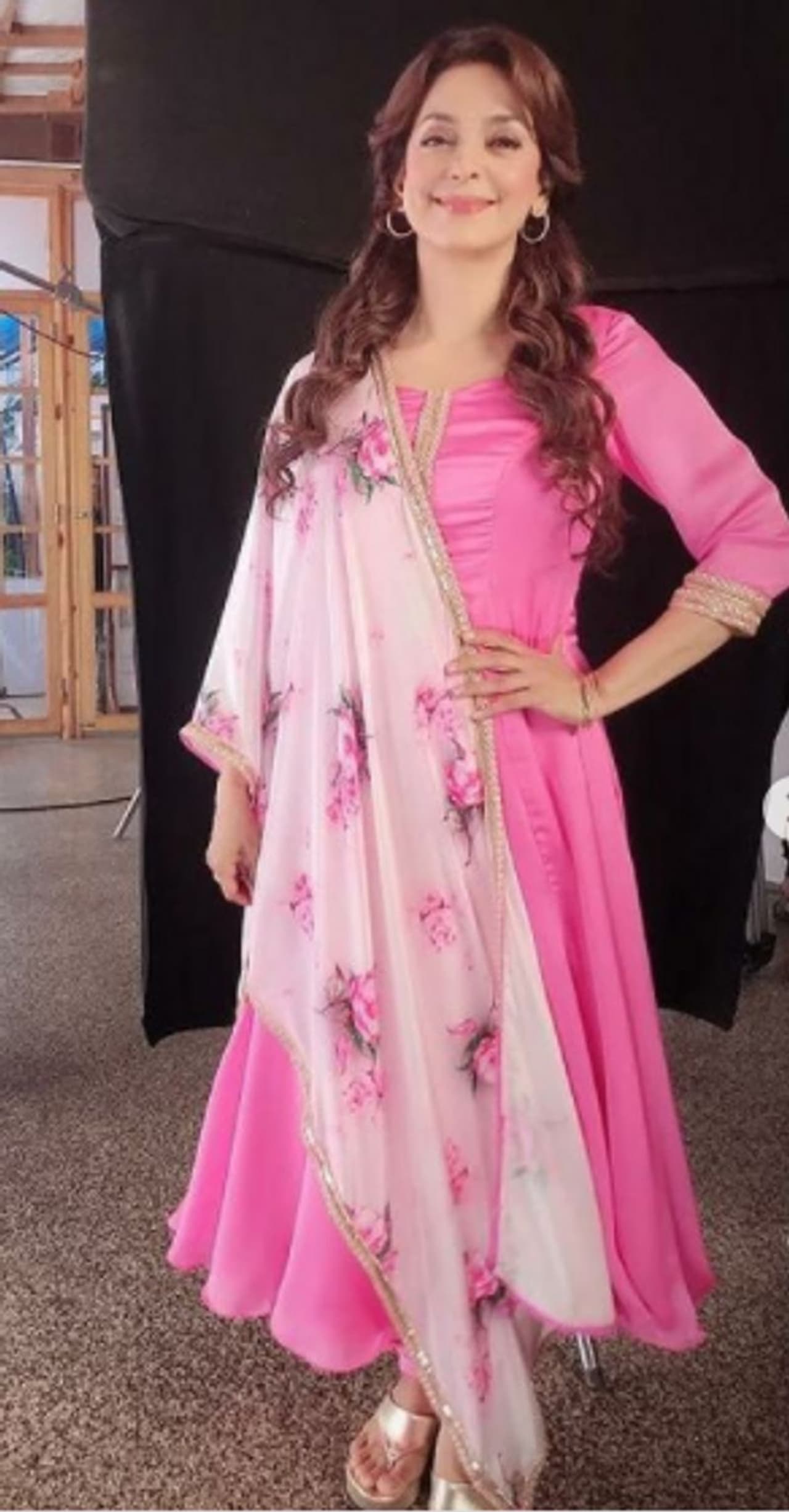 <p>நடிகை, திரைப்படத் தயாரிப்பாளர் மற்றும் தொலைக்காட்சி நிகழ்ச்சித் தொகுப்பாளர் என பல்வேறு பரிமாணங்களில் திறமையை வெளிக்காட்டி வருபவர் ஜூஹி சாவ்லா.</p>