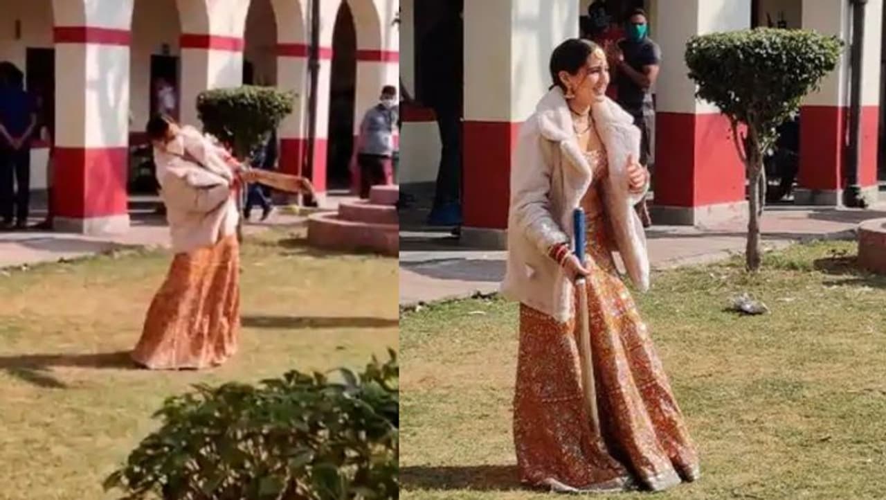 <p>ಶೂಟಿಂಗ್ ಸೆಟ್ನಲ್ಲಿ ಲೆಹಂಗಾ ಧರಿಸಿ ಕ್ರಿಕೆಟ್ ಆಡುತ್ತಿರುವ ಸಾರಾ ಆಲಿ ಖಾನ್ ಫೋಟೋ ವೈರಲ್ ಆಗಿದೆ.</p> <p>ಶೂಟಿಂಗ್ ಸೆಟ್ನಲ್ಲಿ ಲೆಹಂಗಾ ಧರಿಸಿ ಕ್ರಿಕೆಟ್ ಆಡುತ್ತಿರುವ ಸಾರಾ ಆಲಿ ಖಾನ್ ಫೋಟೋ ವೈರಲ್ ಆಗಿದೆ.</p>