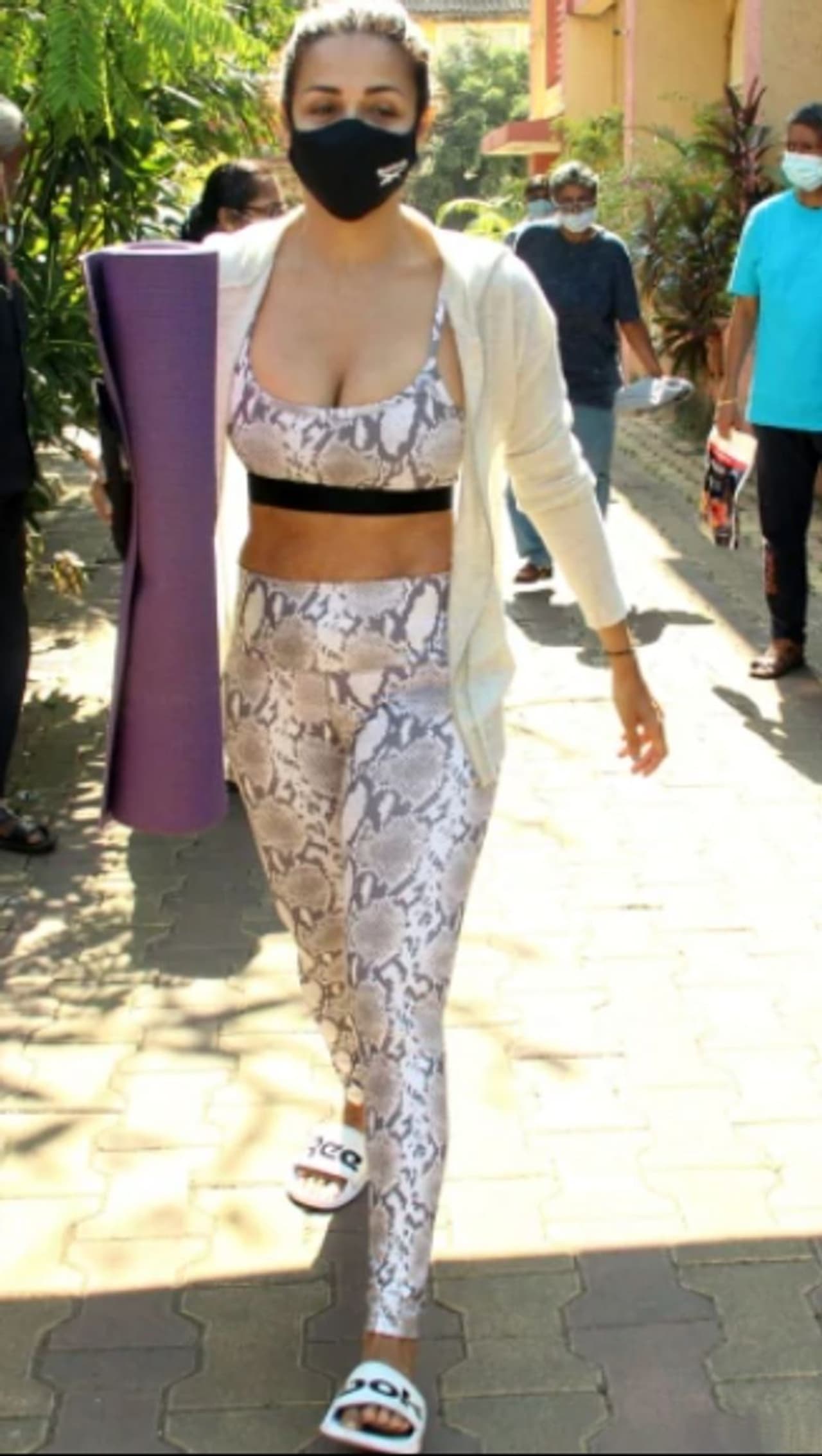 <p>బాలీవుడ్ బ్యూటీ మలైకా అరోరా.. కి ఫ్యాన్ ఫాలోయింగ్ మామూలుగా ఉండదు. ఆమె వయసు నాలుగు పదులు దాటినా.. ఇప్పటికీ అందంగా.. ఆకర్షణీయంగా కనిపిస్తూ ఉంటారు.</p><p> </p> <p>బాలీవుడ్ బ్యూటీ మలైకా అరోరా.. కి ఫ్యాన్ ఫాలోయింగ్ మామూలుగా ఉండదు. ఆమె వయసు నాలుగు పదులు దాటినా.. ఇప్పటికీ అందంగా.. ఆకర్షణీయంగా కనిపిస్తూ ఉంటారు.</p><p> </p>