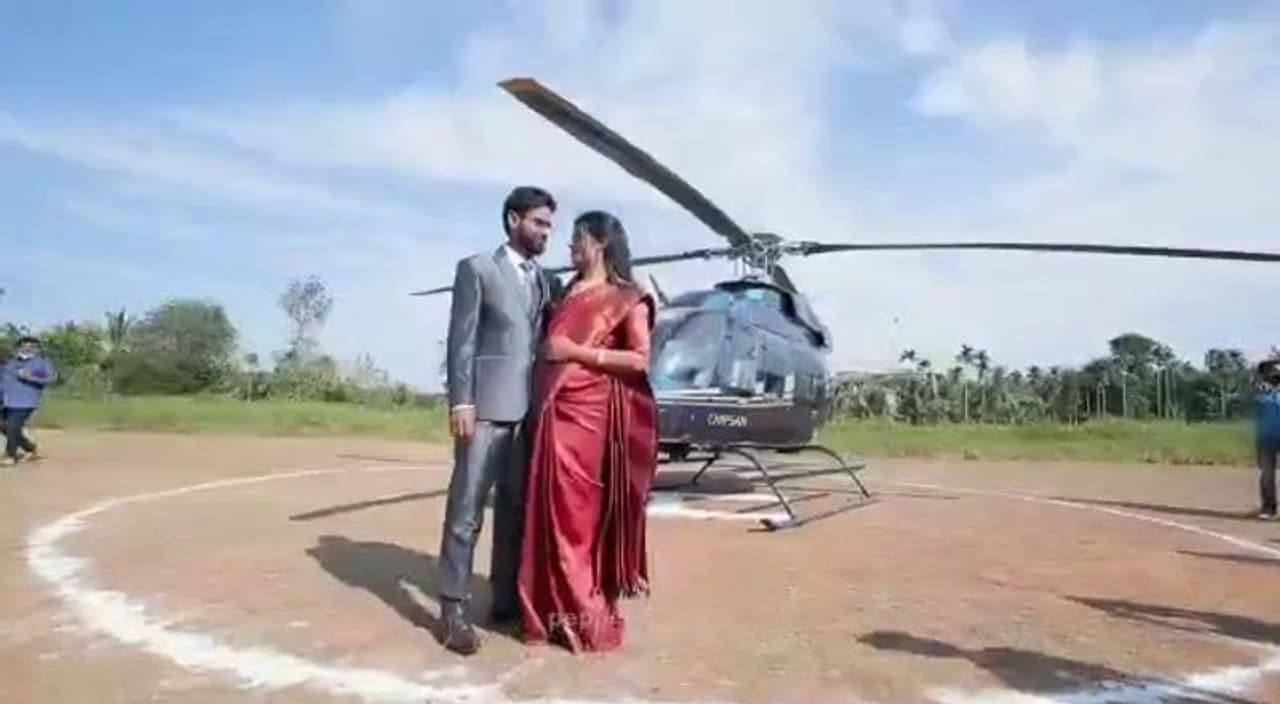 <p>രാഹുല്ഗാന്ധിയെ പ്രതീക്ഷിച്ച് പുല്പ്പള്ളി പഴശ്ശിരാജ കോളേജ് ഗ്രൌണ്ടിലെത്തിയവര് കണ്ടത് ഹെലികോപ്റ്ററില് നിന്നിറങ്ങുന്ന കല്ല്യാണപ്പെണ്ണിനെയും ബന്ധുക്കളെയും. </p> <p>രാഹുല്ഗാന്ധിയെ പ്രതീക്ഷിച്ച് പുല്പ്പള്ളി പഴശ്ശിരാജ കോളേജ് ഗ്രൌണ്ടിലെത്തിയവര് കണ്ടത് ഹെലികോപ്റ്ററില് നിന്നിറങ്ങുന്ന കല്ല്യാണപ്പെണ്ണിനെയും ബന്ധുക്കളെയും. </p>