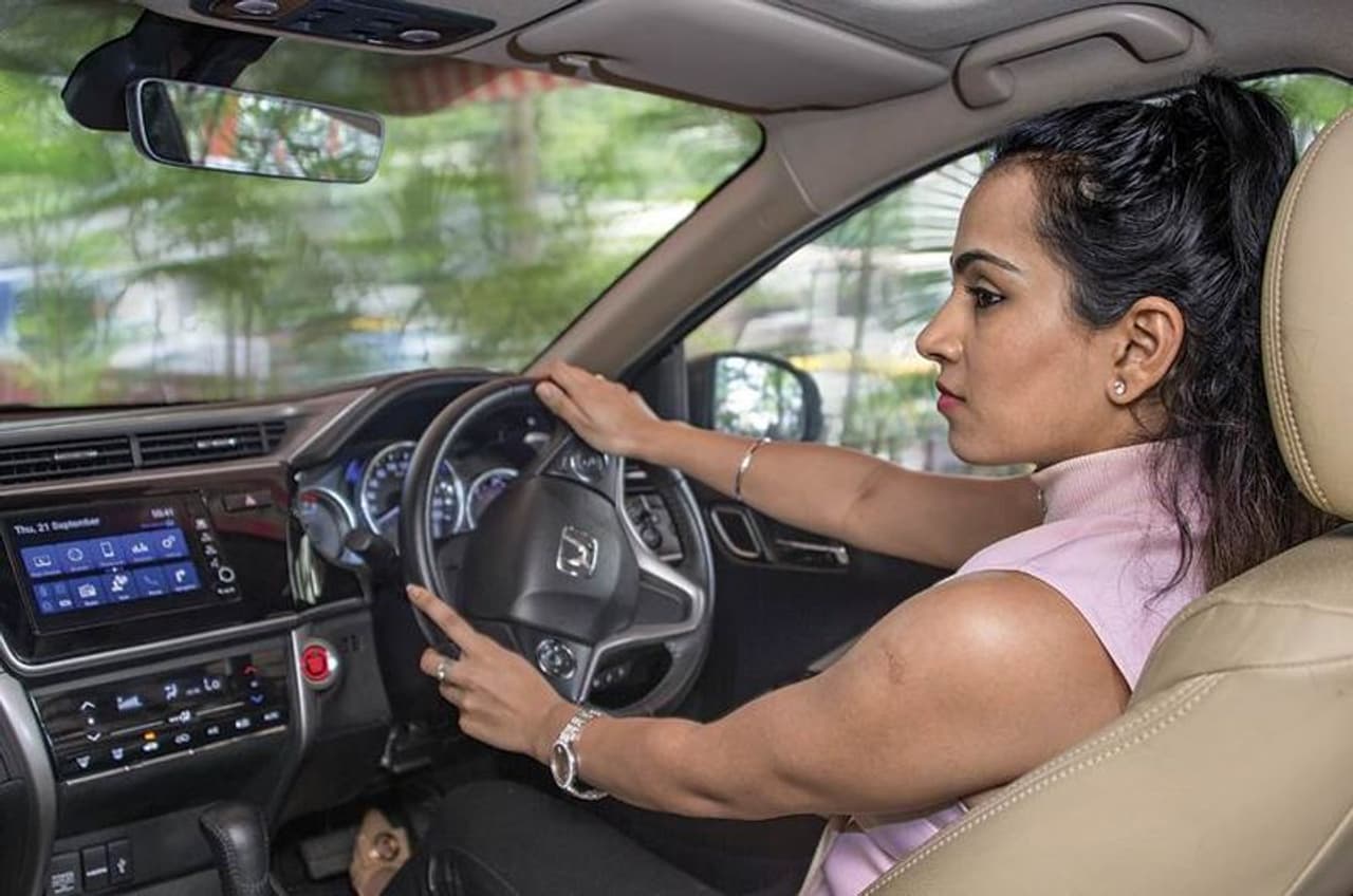 <p>വളരെക്കാലത്തെ സ്വപ്‍നങ്ങള്‍ക്കും പ്രയത്‍നങ്ങള്‍ക്കുമൊക്കെ ഒടുവിലാകും സാധരണക്കാരില്‍ പലരും സ്വന്തമായി ഒരു കാര്‍ എന്ന ആഗ്രഹം സാക്ഷാത്കരിക്കുന്നത്. അപ്പോള്‍ വളരെയേറെ കരുതലോടെ വേണം വാഹനം തെരെഞ്ഞെടുക്കാന്‍. മോഡലും സുരക്ഷയും ഡീലര്‍ഷിപ്പും എല്ലാം വളരെ പ്രധാനപ്പെട്ട കാര്യങ്ങള്‍ തന്നെയാണ്. എന്നാല്‍ അതിനൊപ്പം തന്നെ പ്രാധാന്യമുള്ള കാര്യമാണ് ഡ്രൈവറുടെ ഉയരവും. എന്തു കൊണ്ടെന്നല്ലേ? ഇതാ അതിനുള്ള ഉത്തരം</p>