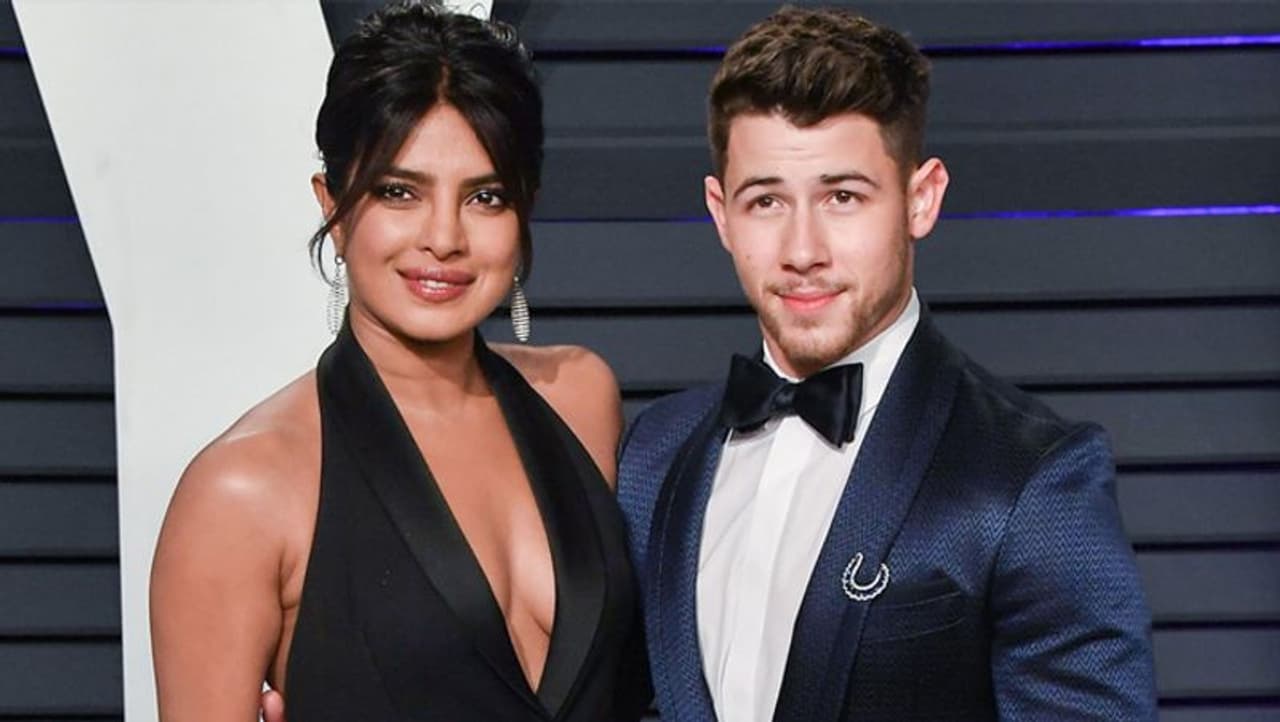 <p>ಹಾಲಿವುಡ್ ಗಾಯಕ ನಿಕ್ ಜೊನಾಸ್ ಮತ್ತು ಗ್ಲೋಬಲ್ ಐಕಾನ್ ಪ್ರಿಯಾಂಕಾ ಚೋಪ್ರಾ ಒಂದೆರಡು ವರ್ಷಗಳ ಕಾಲ ಪರಸ್ಪರ ಡೇಟಿಂಗ್ ಮಾಡಿದರು.</p> <p>ಹಾಲಿವುಡ್ ಗಾಯಕ ನಿಕ್ ಜೊನಾಸ್ ಮತ್ತು ಗ್ಲೋಬಲ್ ಐಕಾನ್ ಪ್ರಿಯಾಂಕಾ ಚೋಪ್ರಾ ಒಂದೆರಡು ವರ್ಷಗಳ ಕಾಲ ಪರಸ್ಪರ ಡೇಟಿಂಗ್ ಮಾಡಿದರು.</p>