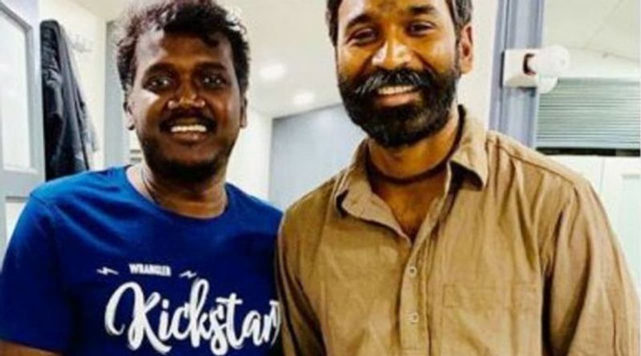 <p>പരിയേറും പെരുമാള് എന്ന സിനിമയിലൂടെ രാജ്യത്തിന്റെ ശ്രദ്ധപിടിച്ചുപറ്റിയതിനാല് മാരി ശെല്വരാജിന്റെ സംവിധാനത്തില് ധനുഷ് അഭിനയിക്കുന്നത് കാണാൻ കാത്തിരിക്കുകയാണ് ആരാധകര്.</p> <p>പരിയേറും പെരുമാള് എന്ന സിനിമയിലൂടെ രാജ്യത്തിന്റെ ശ്രദ്ധപിടിച്ചുപറ്റിയതിനാല് മാരി ശെല്വരാജിന്റെ സംവിധാനത്തില് ധനുഷ് അഭിനയിക്കുന്നത് കാണാൻ കാത്തിരിക്കുകയാണ് ആരാധകര്.</p>