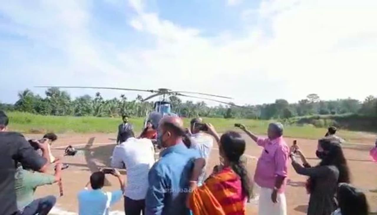 <p>ಕೇರಳದ ವಯನಾಡ್ ಜಿಲ್ಲೆಯ ಪುಲ್ಪಲ್ಲಿ ಪಟ್ಟಣದ ಪಜಾಸ್ಸಿ ರಾಜಾ ಕಾಲೇಜು ಮೈದಾನದಲ್ಲಿ ಹೆಲಿಕಾಪ್ಟರ್ ಲ್ಯಾಂಡ್ ಆದಾಗ ಜನರಲ್ಲಿ ಊಹಾಪೋಹಗಳು ಹುಟ್ಟಿಕೊಂಡಿವೆ.</p> <p>ಕೇರಳದ ವಯನಾಡ್ ಜಿಲ್ಲೆಯ ಪುಲ್ಪಲ್ಲಿ ಪಟ್ಟಣದ ಪಜಾಸ್ಸಿ ರಾಜಾ ಕಾಲೇಜು ಮೈದಾನದಲ್ಲಿ ಹೆಲಿಕಾಪ್ಟರ್ ಲ್ಯಾಂಡ್ ಆದಾಗ ಜನರಲ್ಲಿ ಊಹಾಪೋಹಗಳು ಹುಟ್ಟಿಕೊಂಡಿವೆ.</p>