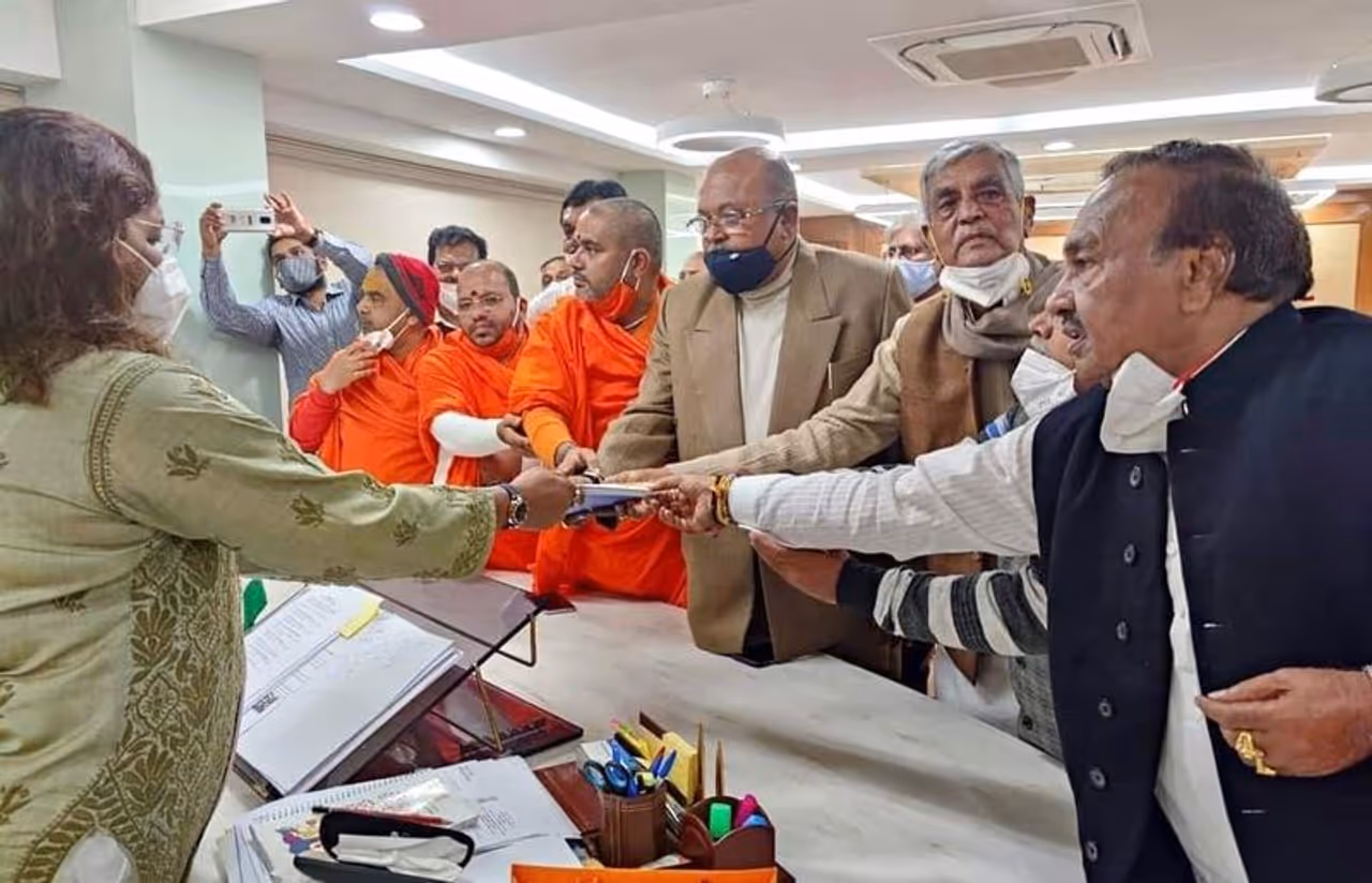 <p>ಇಂದು (ಮಂಗಳವಾರ) ನವದೆಹಲಿಯಲ್ಲಿ ಕೇಂದ್ರ ಬುಡಕಟ್ಟು ಜನಾಂಗದ ವ್ಯವಹಾರಗಳ ಸಚಿವ ರಾದ ರೇಣುಕಾ ಸಿಂಗ್ ಸರುತಾ ರವರನ್ನು ಭೇಟಿ ಮಾಡಿ ST ಬೇಡಿಕೆಯ ಮನವಿ ಸಲ್ಲಿಸಿದರು.</p> <p>ಇಂದು (ಮಂಗಳವಾರ) ನವದೆಹಲಿಯಲ್ಲಿ ಕೇಂದ್ರ ಬುಡಕಟ್ಟು ಜನಾಂಗದ ವ್ಯವಹಾರಗಳ ಸಚಿವ ರಾದ ರೇಣುಕಾ ಸಿಂಗ್ ಸರುತಾ ರವರನ್ನು ಭೇಟಿ ಮಾಡಿ ST ಬೇಡಿಕೆಯ ಮನವಿ ಸಲ್ಲಿಸಿದರು.</p>