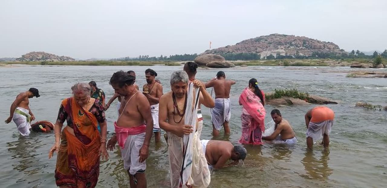 <p>50ಕ್ಕೂ ಹೆಚ್ಚು ತಮಿಳುನಾಡಿನ ಪಂಡಿತರು ದಿನನಿತ್ಯ ಹೋಮ ಹವನಗಳು ಸೇರಿದಂತೆ ವೇದಘೋಷಗಳು ಮತ್ತು ಗಂಗಾದೇವಿಗೆ ವಿಶೇಷ ಪೂಜೆ ನೆರವೇರಿತು.&nbsp;</p>