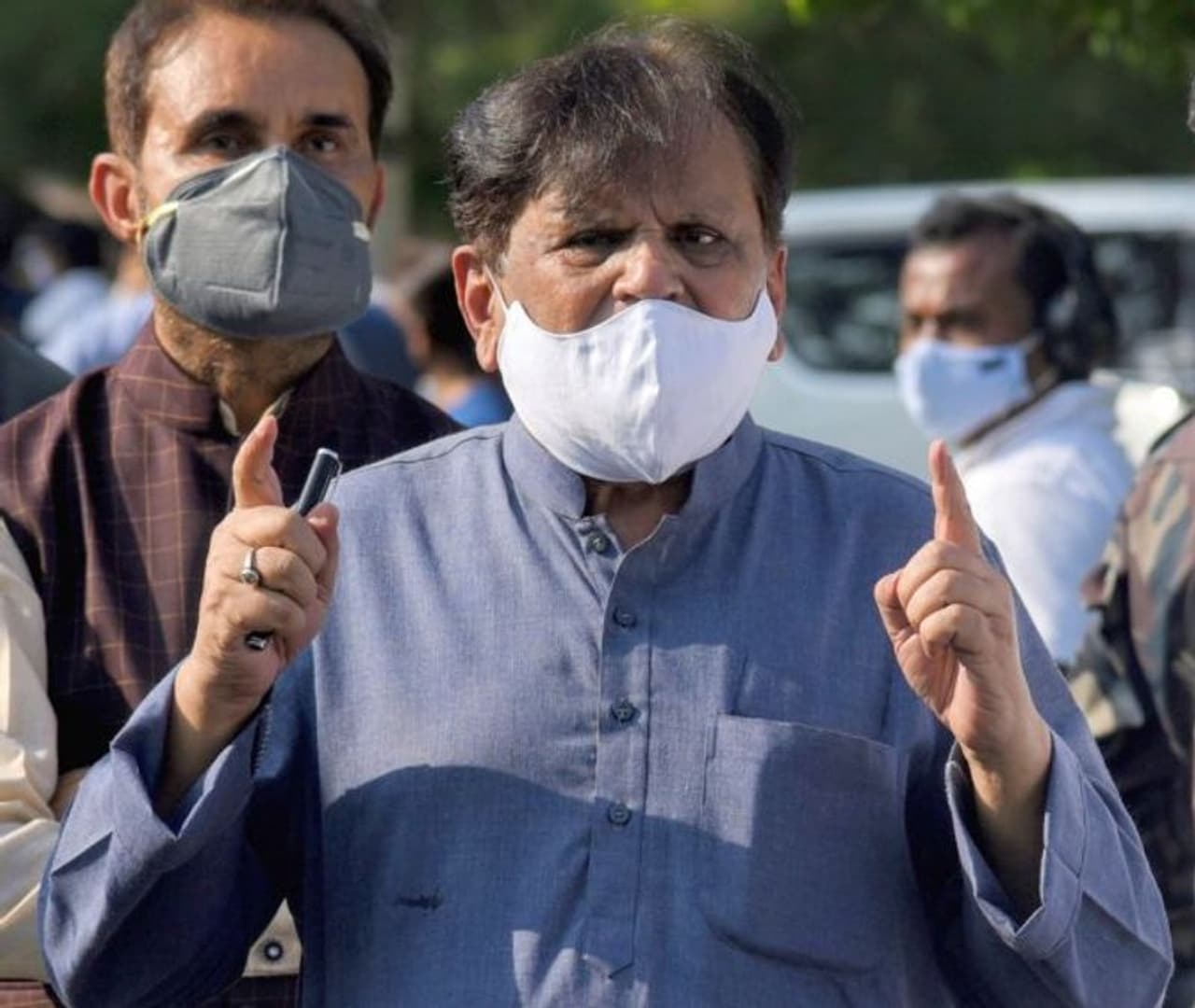 <p>ಅಹ್ಮದ್ ಪಟೇಲ್ ಗುಜರಾಥ್ ಕಾಂಗ್ರೆಸ್ನ ರಾಜ್ಯಸಭಾ ಸದಸ್ಯರಾಗಿದ್ದರು. ಅಲ್ಲದೇ ಅವರು ಕಾಂಗ್ರೆಸ್ನ ಖಜಾಂಜಿಯಾಗಿಯೂ ಕಾರ್ಯ ನಿರ್ವಹಿಸಿದ್ದರು. ಹಾಗಾದ್ರೆ ಅಹ್ಮದ್ ಪಟೇಲ್ ಬಳಿ ಇದ್ದ ಆಸ್ತಿ ಎಷ್ಟು? ಮುಂದಿದೆ ವಿವರ</p> <p>ಅಹ್ಮದ್ ಪಟೇಲ್ ಗುಜರಾಥ್ ಕಾಂಗ್ರೆಸ್ನ ರಾಜ್ಯಸಭಾ ಸದಸ್ಯರಾಗಿದ್ದರು. ಅಲ್ಲದೇ ಅವರು ಕಾಂಗ್ರೆಸ್ನ ಖಜಾಂಜಿಯಾಗಿಯೂ ಕಾರ್ಯ ನಿರ್ವಹಿಸಿದ್ದರು. ಹಾಗಾದ್ರೆ ಅಹ್ಮದ್ ಪಟೇಲ್ ಬಳಿ ಇದ್ದ ಆಸ್ತಿ ಎಷ್ಟು? ಮುಂದಿದೆ ವಿವರ</p>