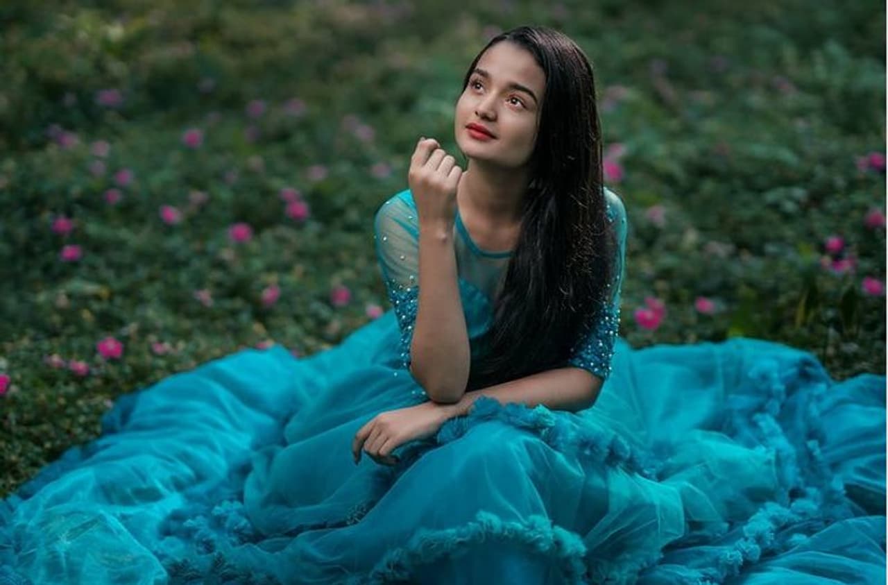 <p>ಅಮರ್ ಅಕ್ಬರ್ ಅಂಟೊನಿ ಎಂಬ ಸಿನಿಮಾ ಮೂಲಕ ಮಿನುಂಗ್ ಮಿನ್ನಾಮಿನುಂಗೆ ಎಂಬ ಹಾಡಿನ ಮೂಲಕ ಹಿಟ್ ಆದ ಬಾಲನಟಿ ಮೀನಾಕ್ಷಿ ಈಗ ಇನಷ್ಟು ಫೊಟೊ ಶೂಟ್ ಮೂಲಕ ವೈರಲ್ ಆಗ್ತಿದ್ದಾರೆ.</p>